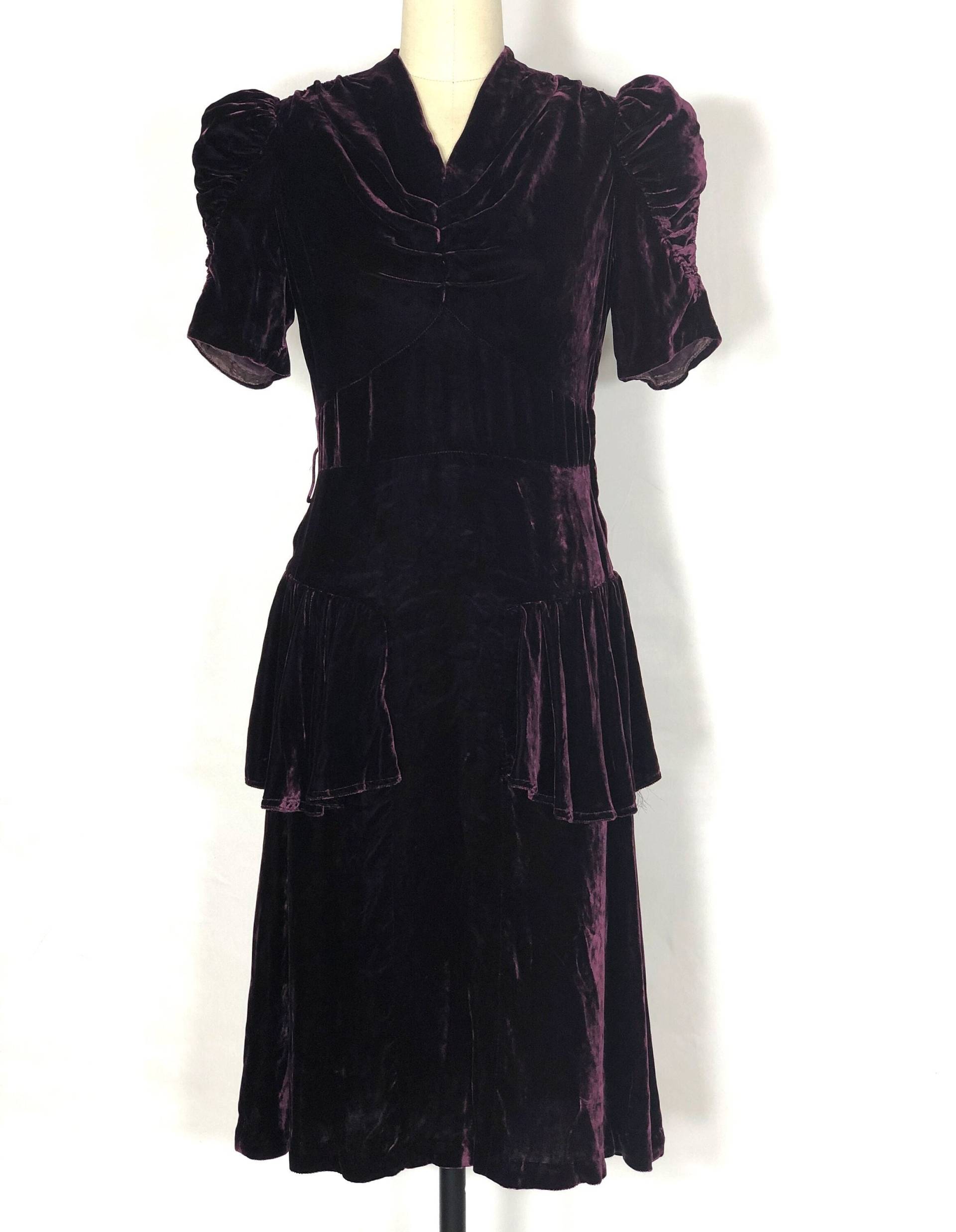 1930Er Seidensamtkleid - Klein Jahre Lila Samtkleid Kleid Cocktailkleid Mit Gerüschten Ärmeln Und Schößchen von SplendoreBoutique