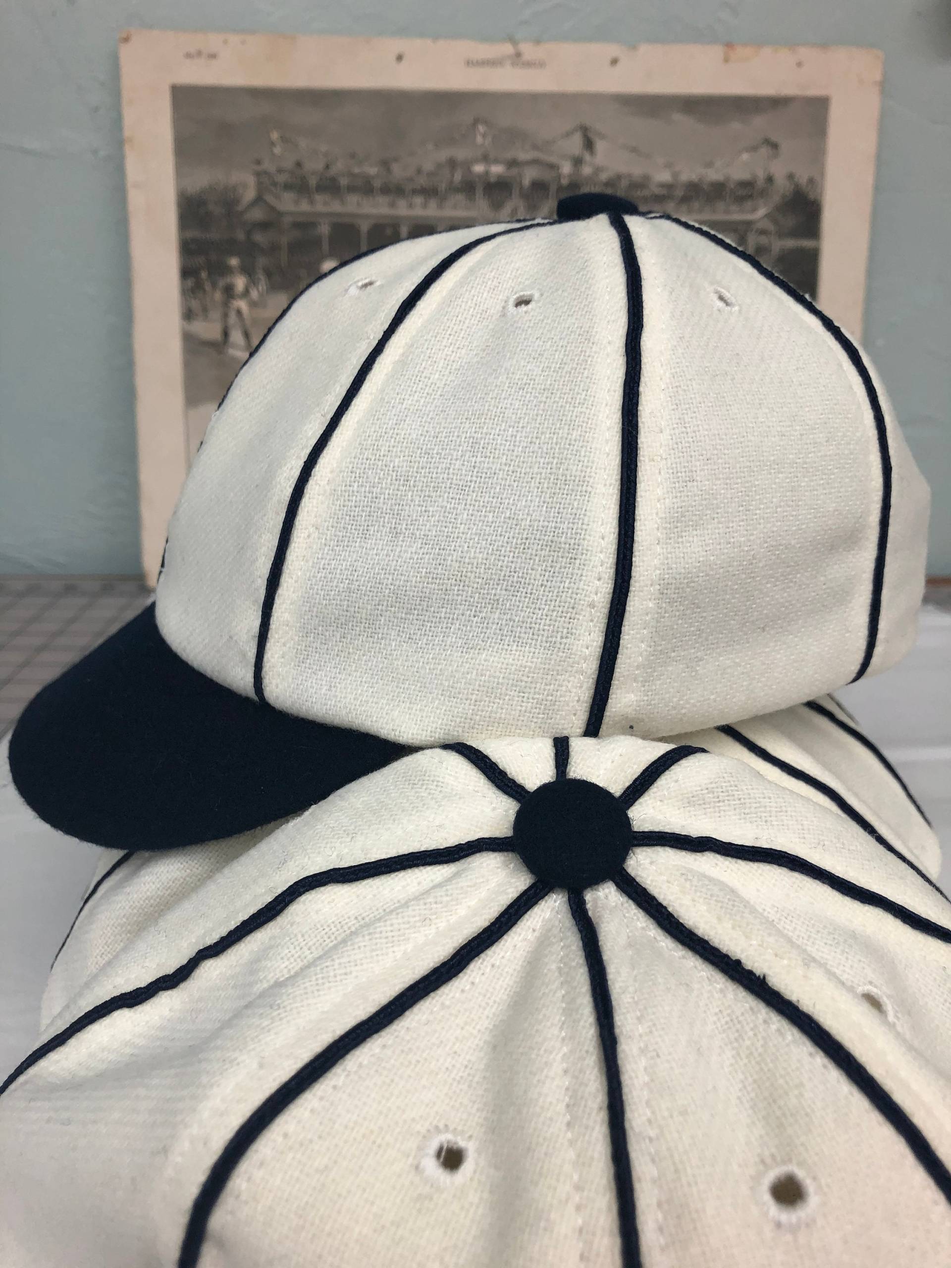 Detroit Vintage Baseball 1859 Team Kappe. Weißer Wollflanell 8-Panel Mit Großem Schwarzem Knopf, Soutache Und Kurzem Weichem Schirm von StockbridgeSewing