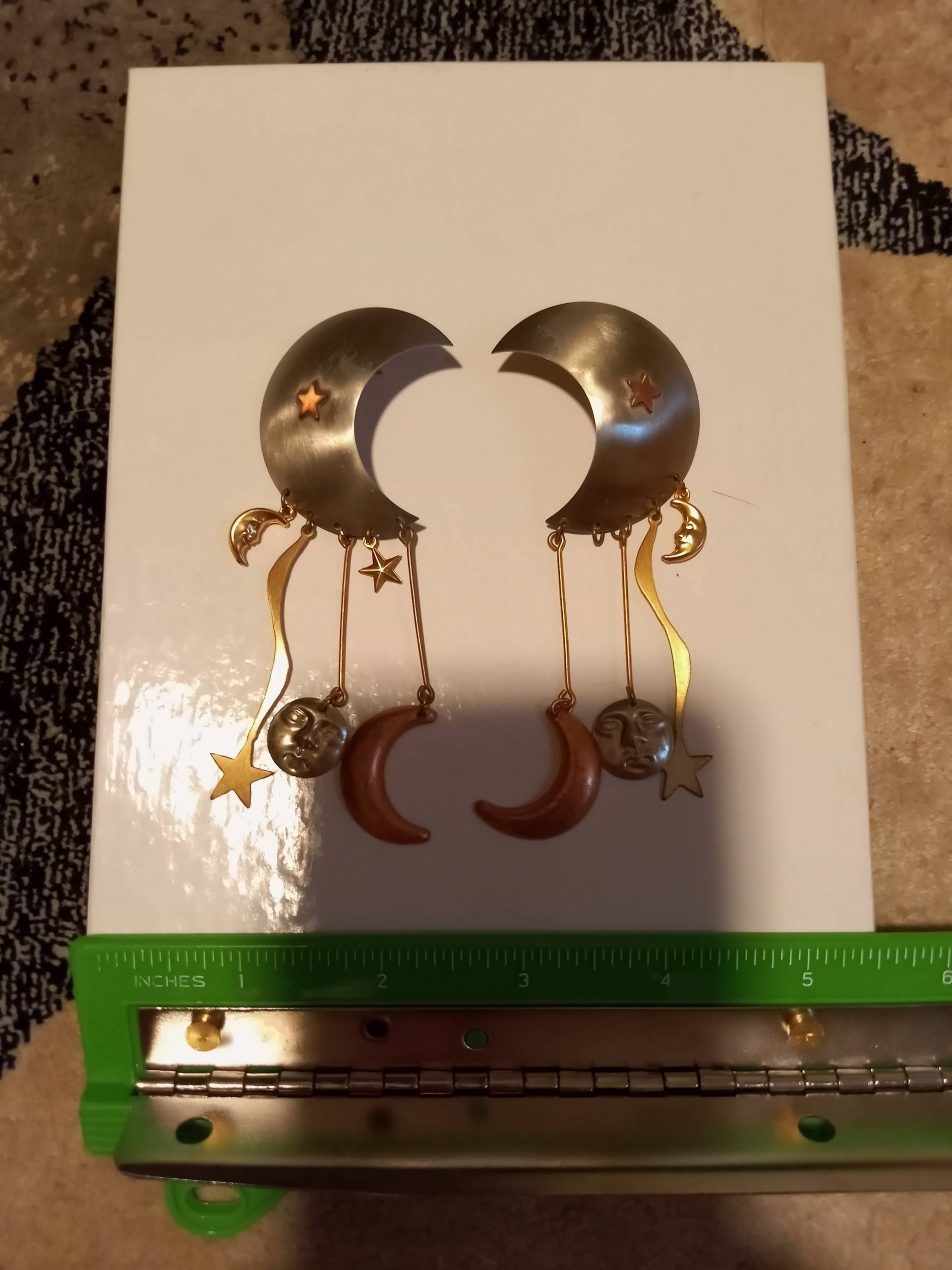 Massive Mixed Metal Ohrringe Sonne Mond Stern Kronleuchter Über 4 "Lang Molded Silber Gold Massive Mixed Metal Ohrringe Sonne Mond Stern Kronleuchter Über 4 "Lang Molded Silber Gold von StyleSourceNYC