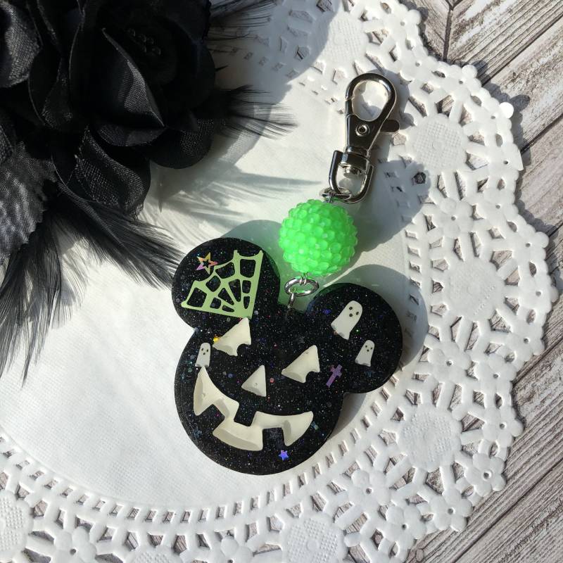 Black Jack O Laterne Resin Schlüsselanhänger - Halloween Lindgrüne Perle von Superluckydesigns