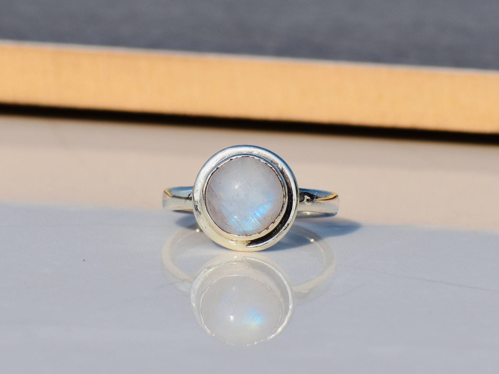 Regenbogen Mondstein Ring, Sterling Silber Ring, Frauen Natürlicher Blauer Feuer Geschenk Für Sie, Runder von TanaBanaJewelry