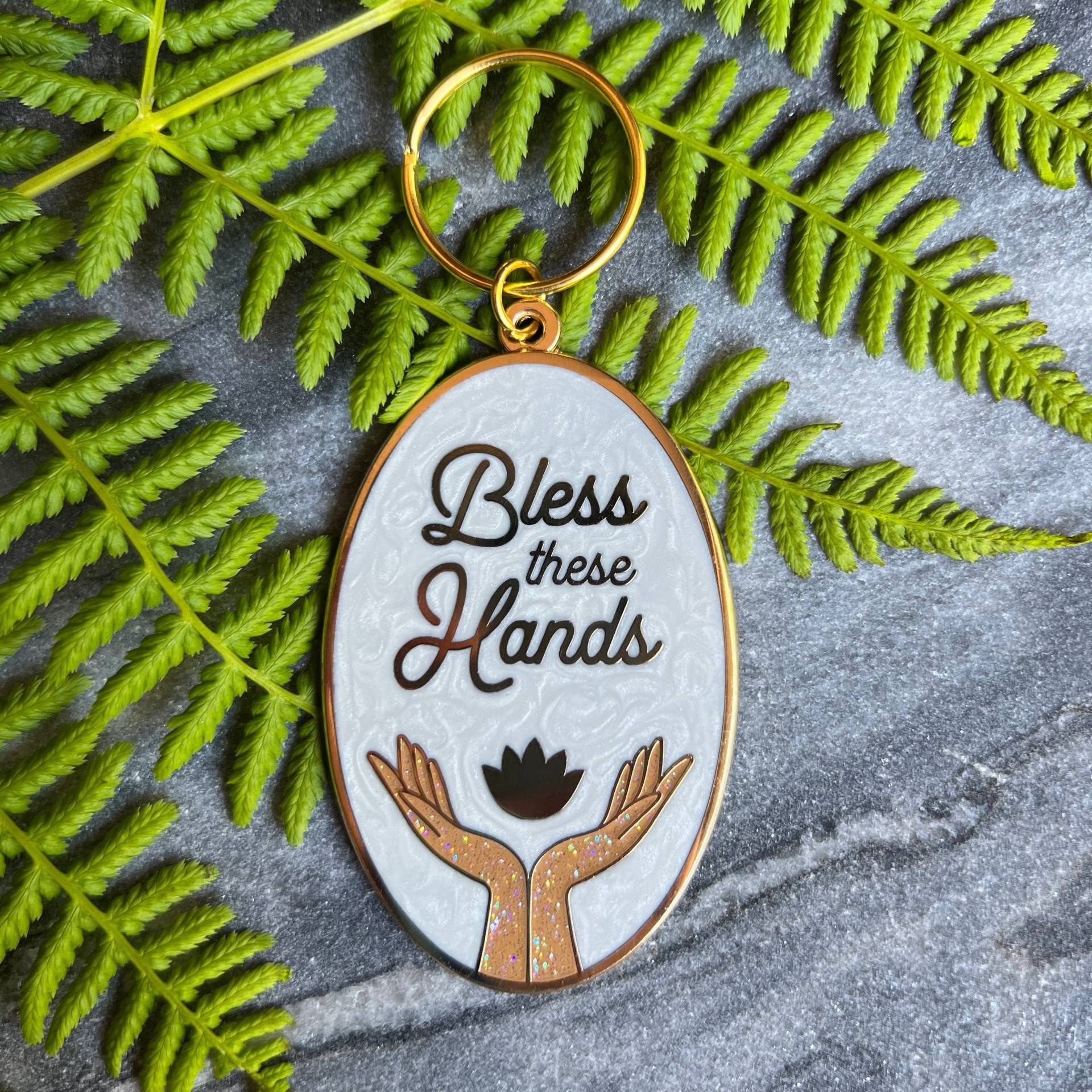 Blessthese Hands Emaille Weiss Keychain Oder Lesezeichen Feiern Sie Die Doula Hebamme Künstler von TheGoldWitchBySusana