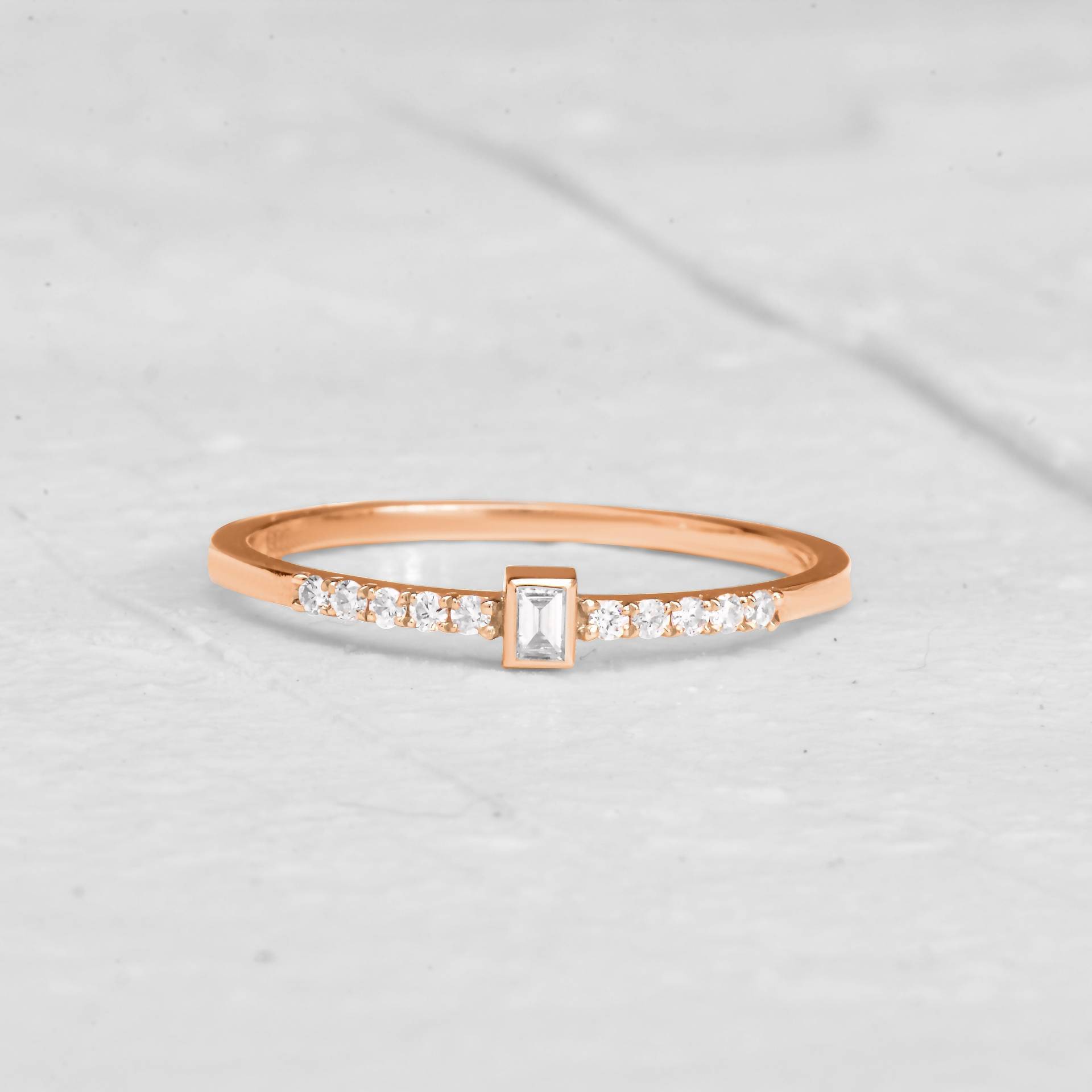 Baguette Ring, 14K Gold Stapelbarer Diamant Damen Ehering, Halb Ewigkeit Ring von TilyaJewelry
