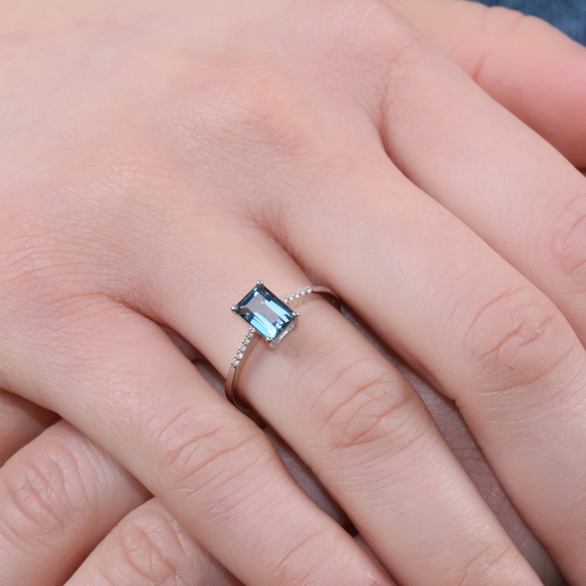 London Blautopas Ring, Smaragd Form Versprechen Ring Für Frauen, Geschenk Zum Muttertag von TilyaJewelry