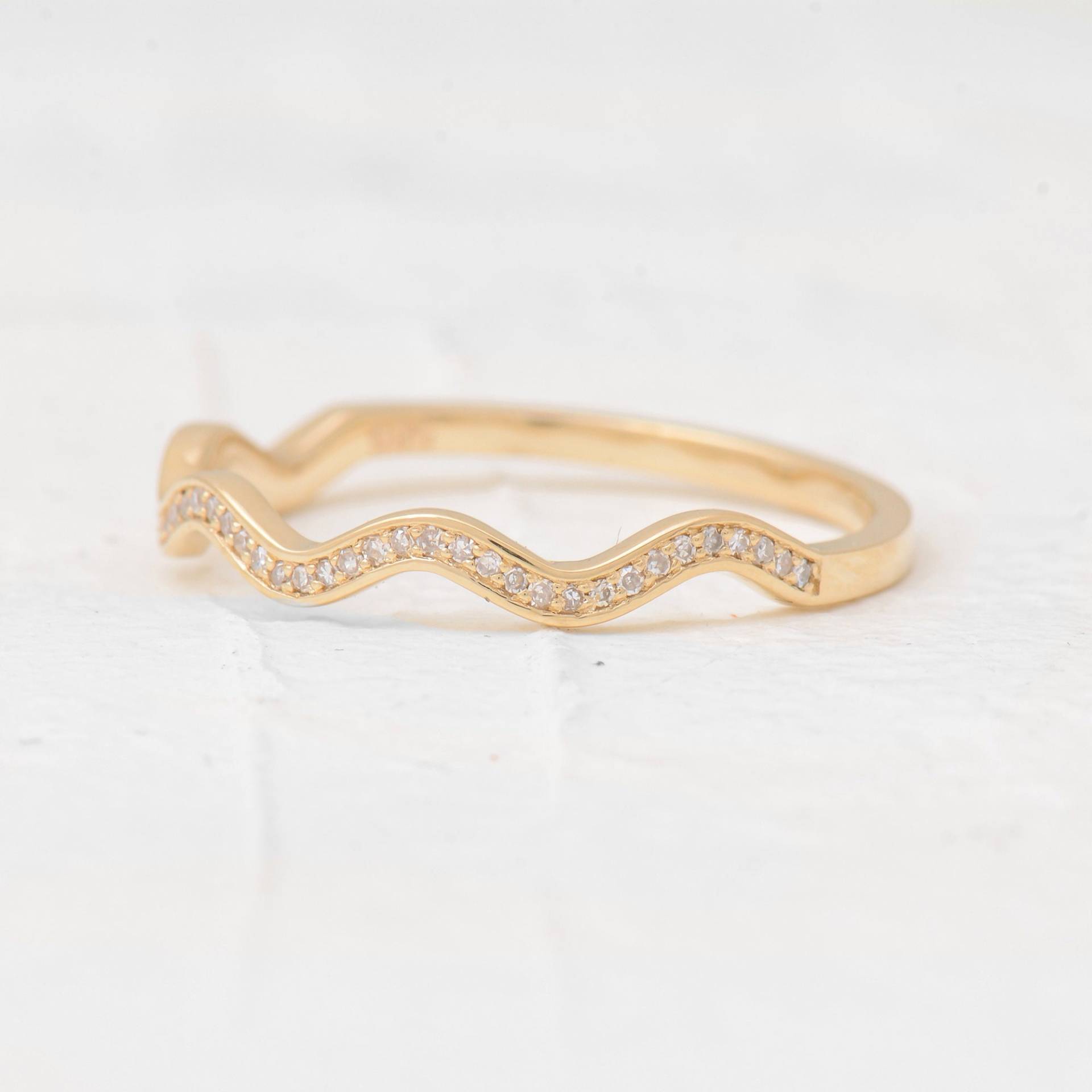 Massiver Gold Diamant Zierliche Band Ring, Halb Ewigkeit Damen Eheringe, Dünne Stapelringe, Valentinstag von TilyaJewelry