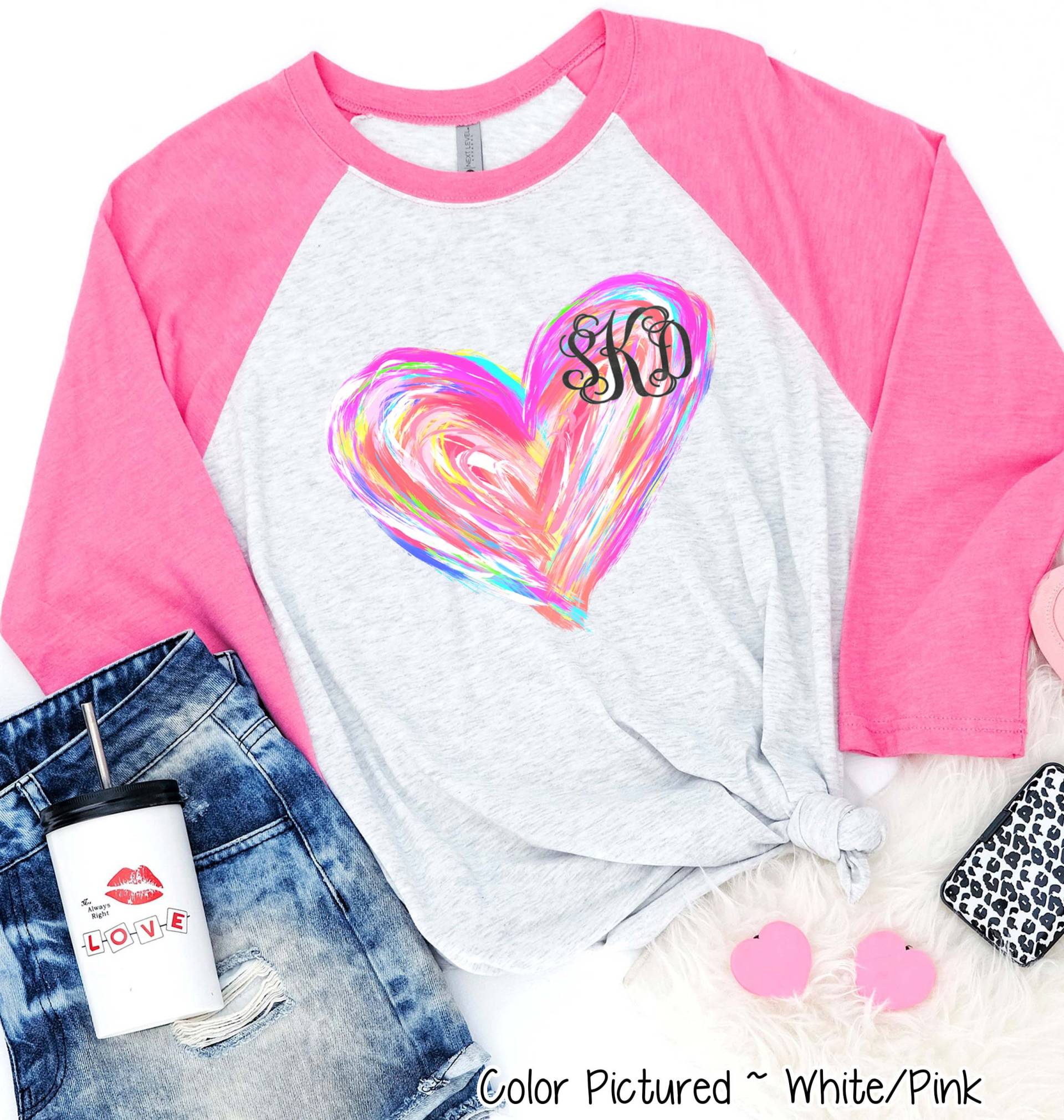 Benutzerdefinierte Monogramm Valentinstag Shirt, Aquarell Herz T-Shirt, Mädchen T-Shirts Für Frauen, Süßes Raglan T-Shirt von TooCuteCustomDesign