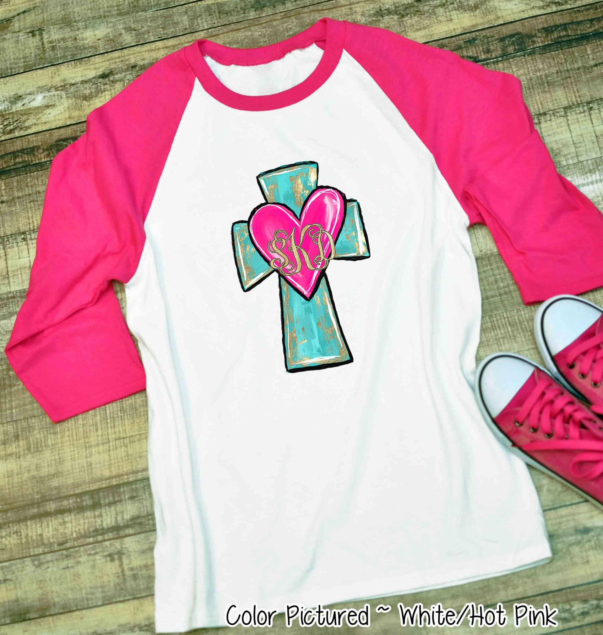 Benutzerdefinierte Monogramm Valentinstag Shirt, Kreuz Glauben T-Shirt, Mädchen T-Shirts Für Frauen, Süßes Raglan T-Shirt von TooCuteCustomDesign