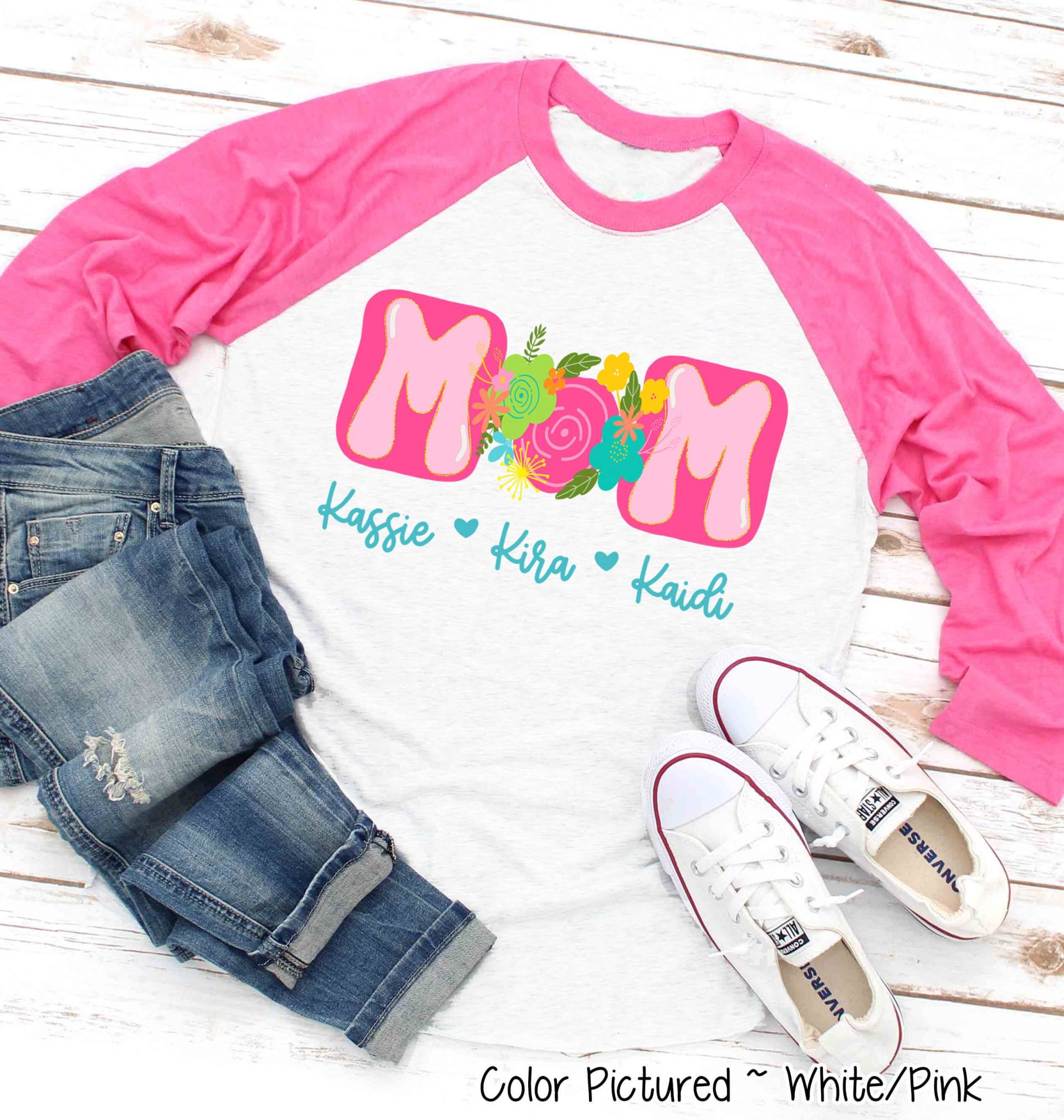 Personalisiertes Pink Doodle Mom Shirt, Benutzerdefinierte Kinder Namen Geschenk Für Mom, Muttertagsgeschenk Sie, Raglan T-Shirt von TooCuteCustomDesign