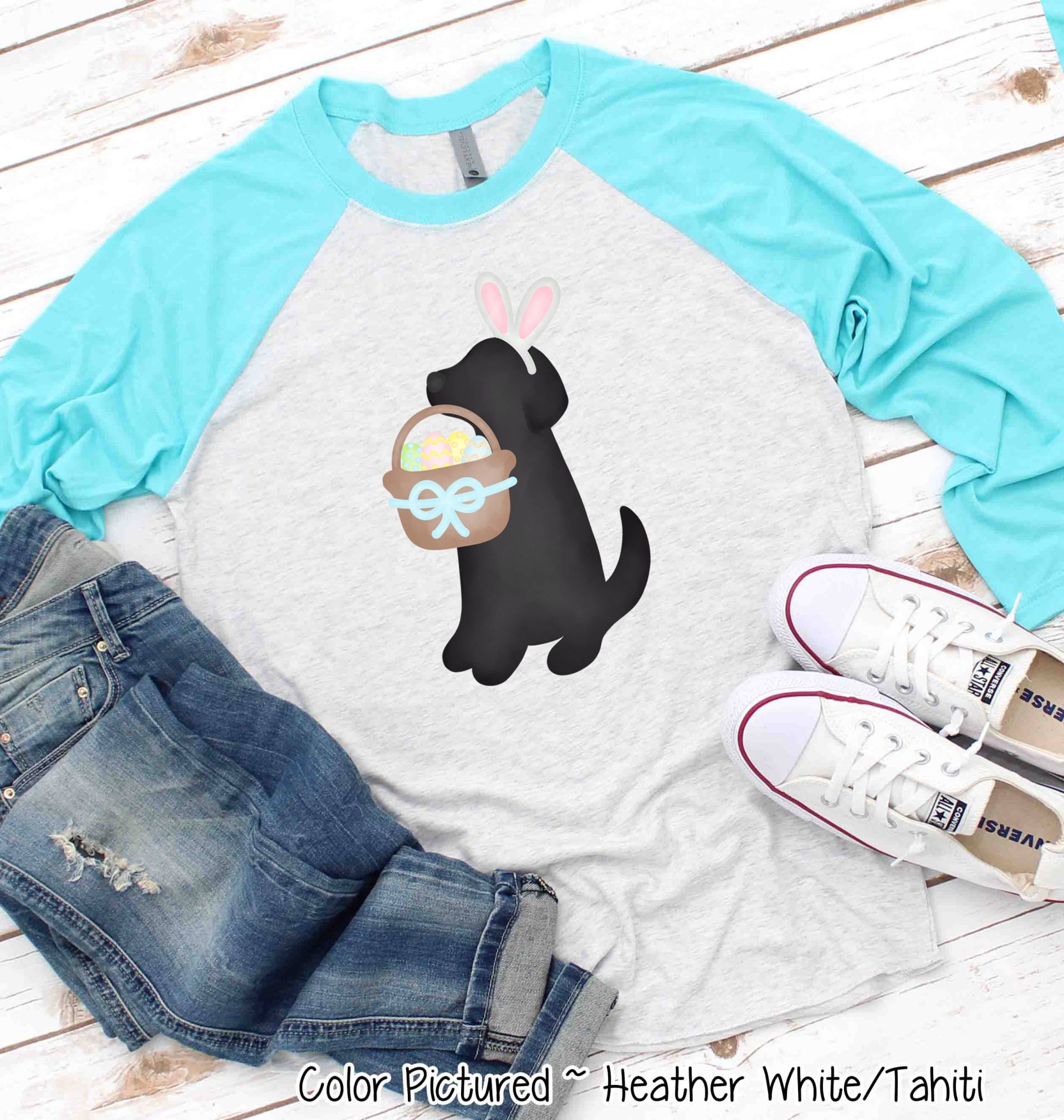 Schwarzes Labrador Junge Ostern Shirt, Hund Mama Mädchen Niedliches Shirt Für Frau, Hundeliebhaber Familie Passendes Raglan von TooCuteCustomDesign