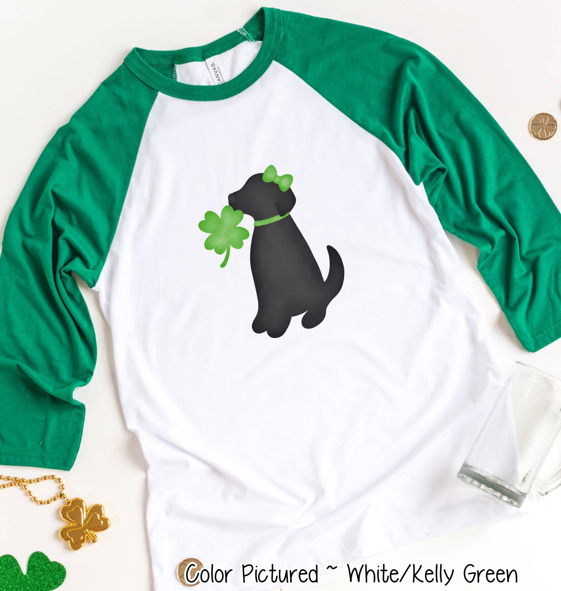 Schwarzes Labrador-Mädchen St. Patricks Day Shirt, Hundemutter Mädchen T-Shirts Für Frauen, Niedliches T-Shirt, Familie Passendes Raglan-T-Shirt von TooCuteCustomDesign