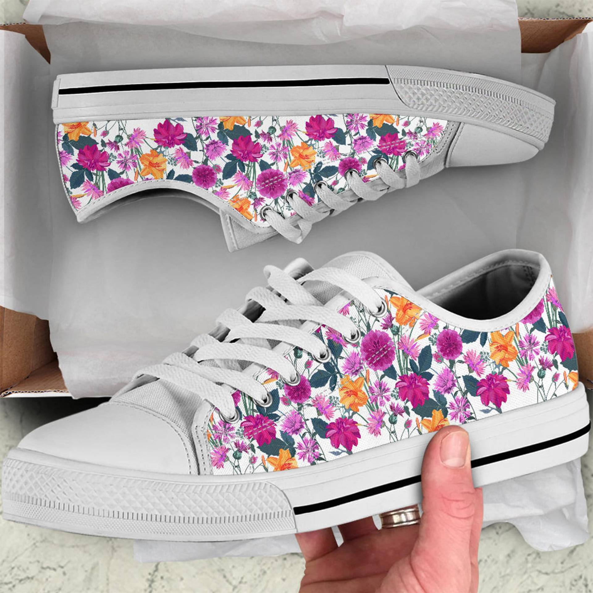 Damen Garden Flower Low Top Custom White Sneakers, Freundin Geschenkidee Blumen Niedliche Schuhe von TopsAndToes