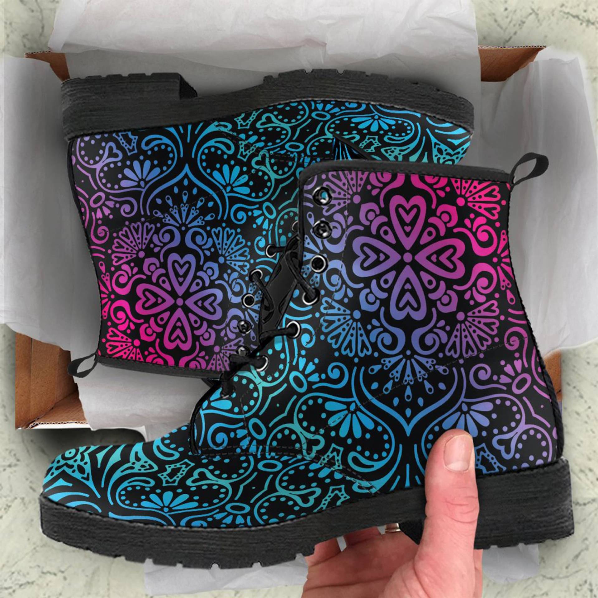 Kampfstiefel Boho Regenbogen Schwarze Stiefel, Vegan Abstrakte Kunst Leder Geschenk Für Frauen Ihre Freundin, Custom Schuh von TopsAndToes