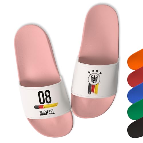 True Statements Deutschland Badelatschen - personalisiert mit Zahl & Namen - EM WM Fußball Fanartikel - Badeschlappen Herren Damen Kinder - Fan Geschenk - aus robustem PVC, Rosa, Gr. 42 True Statements Deutschland Badelatschen - personalisiert mit Zahl & Namen - EM WM Fußball Fanartikel - Badeschlappen Herren Damen Kinder - Fan Geschenk - aus robustem PVC, Rosa, Gr. 42 von True Statements