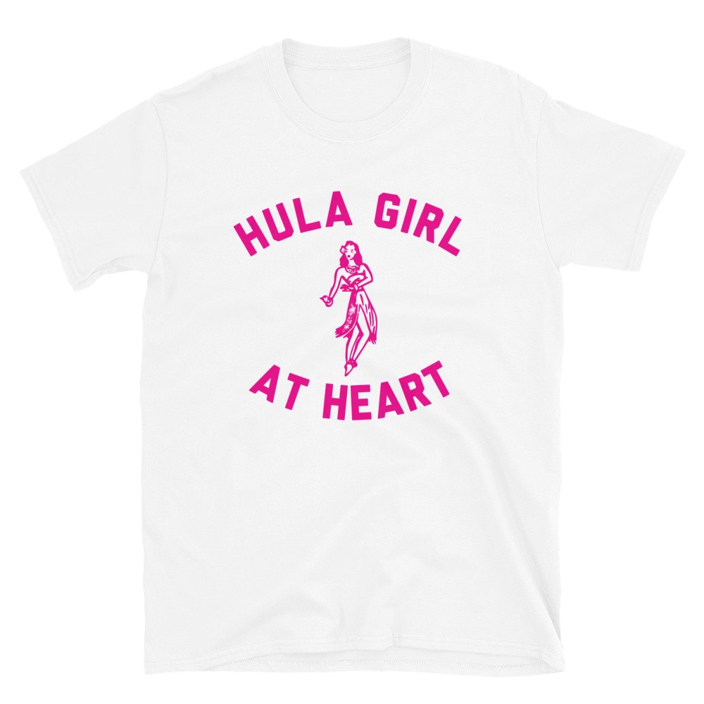 Hula Girl At Heart Kurzarm Unisex T-Shirt - Beachwear, Inselmädchen, Hawaii von TuneInTurnOnTees