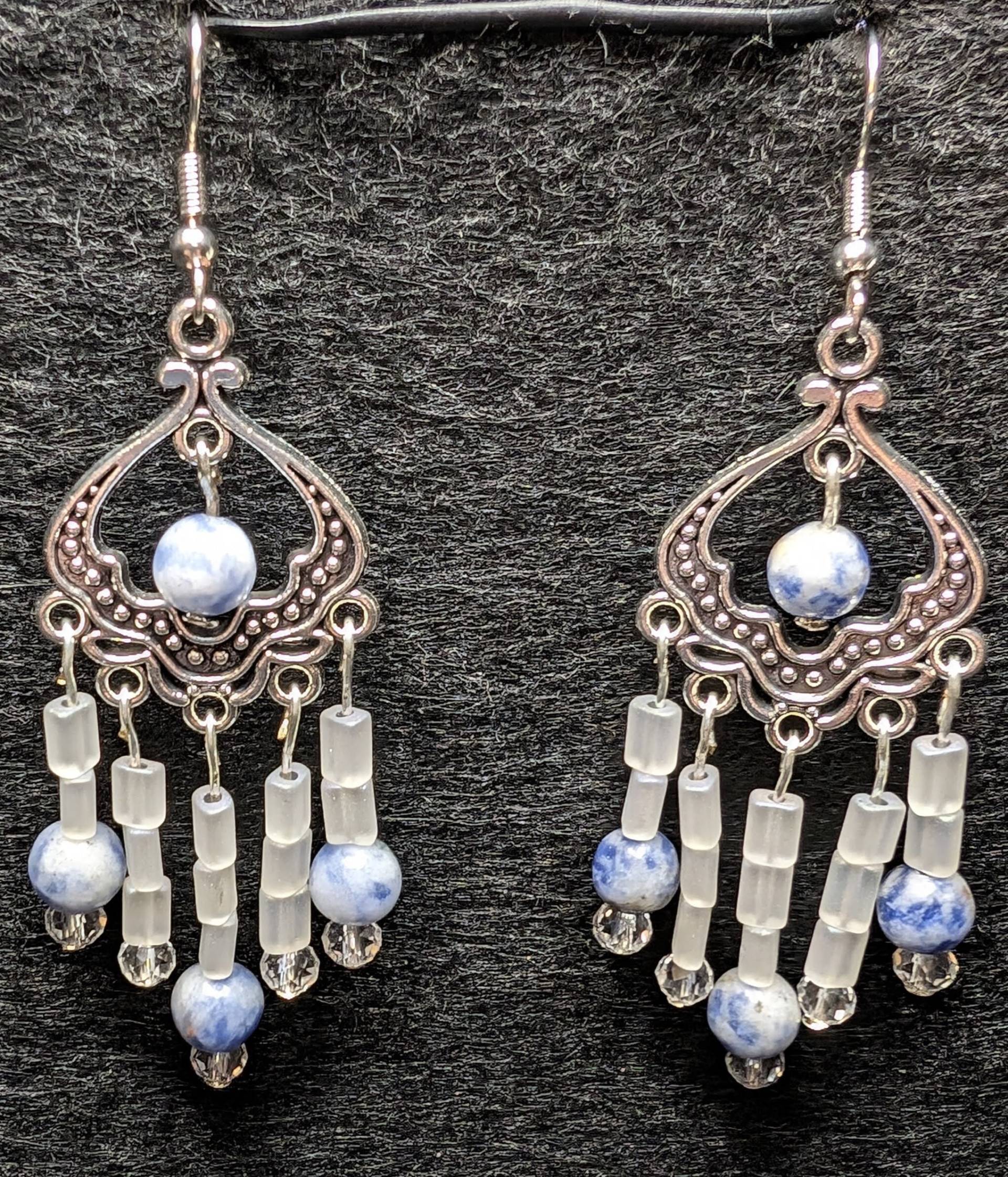 Kronleuchter Ohrringe Mit Blau/Weißen Perlen Kronleuchter Ohrringe Mit Blau/Weißen Perlen von TwistedturtCreations