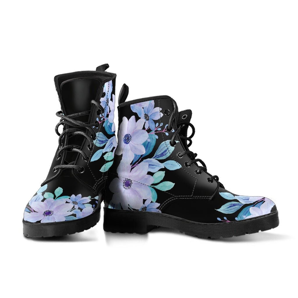 Blaue Blumen Leder Stiefel Für Frauen Und Mädchen, Vegan Freundliche Stiefel, Hohe Ankle Schuhe von UniqueAndComfy