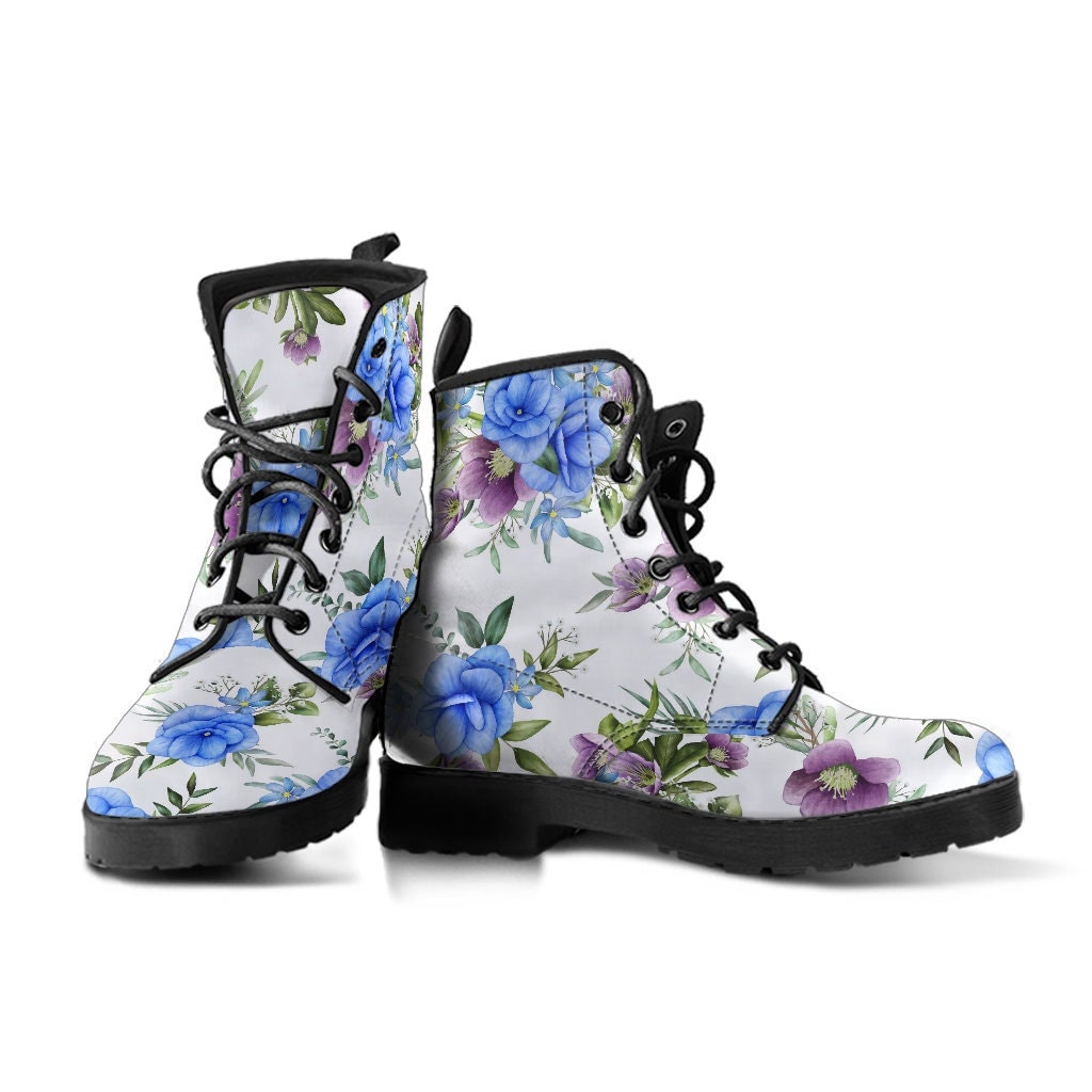 Weiße Lederstiefel Mit Blauen Blumen, Florale Stiefel Für Mädchen Frauen, Vegan Freundliche Lederschuhe von UniqueAndComfy