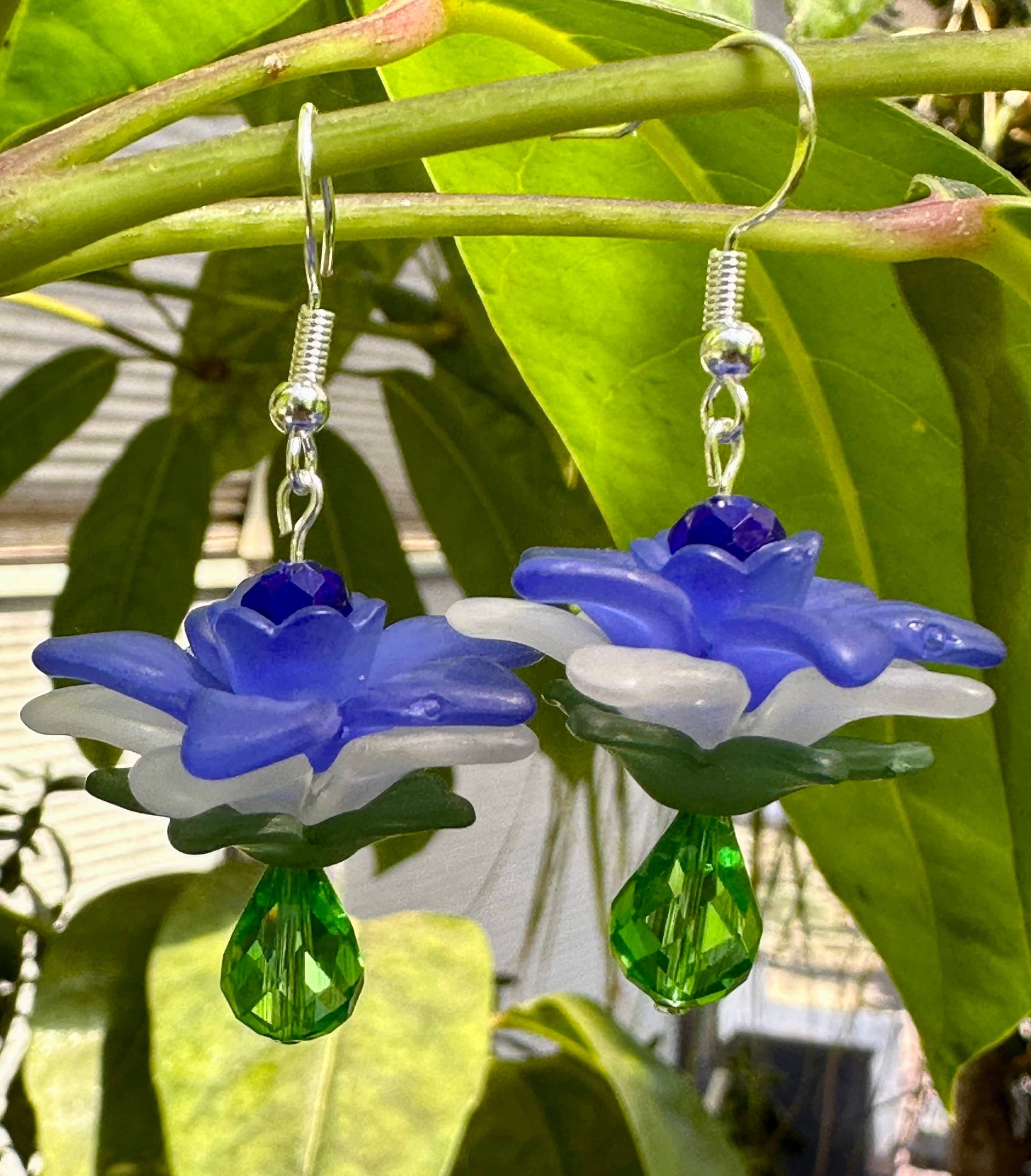 Dunkelblaue Und Weiße Narzisse Lucite Ohrringe von UniquelybyRuth