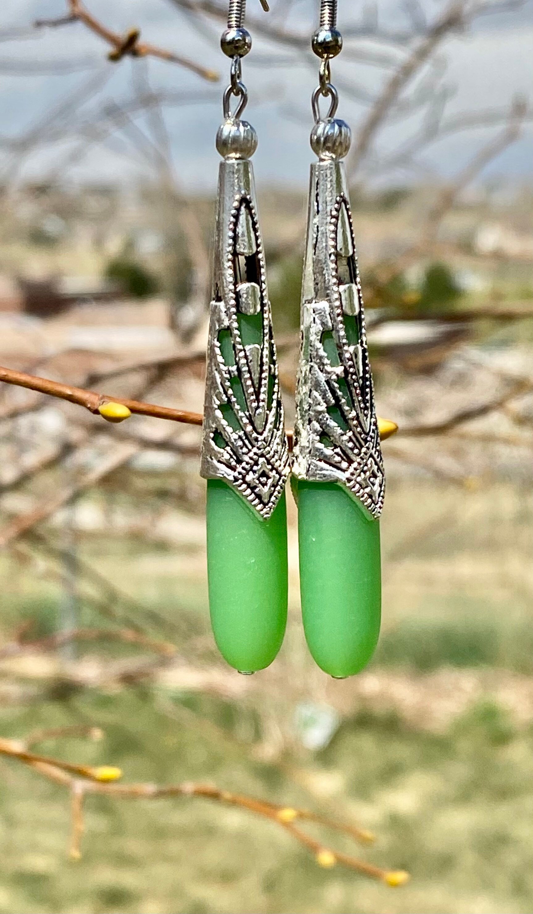 Frühlingsgrüne Seeglas Teardrop Ohrringe von UniquelybyRuth