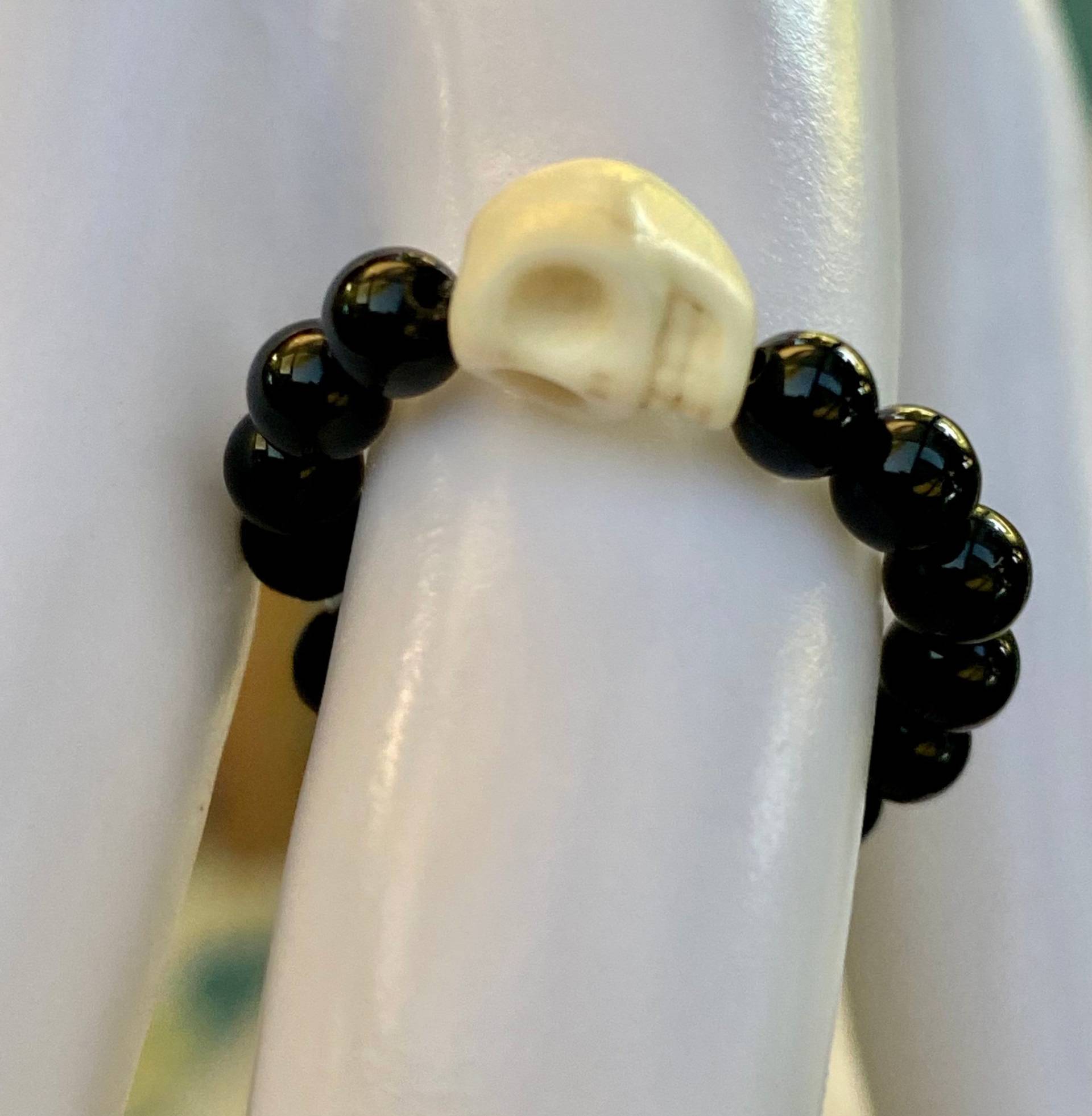 Halloween Fun Stretch Ring Mit Schwarzem Onyx Und Howlith Totenkopf von UniquelybyRuth