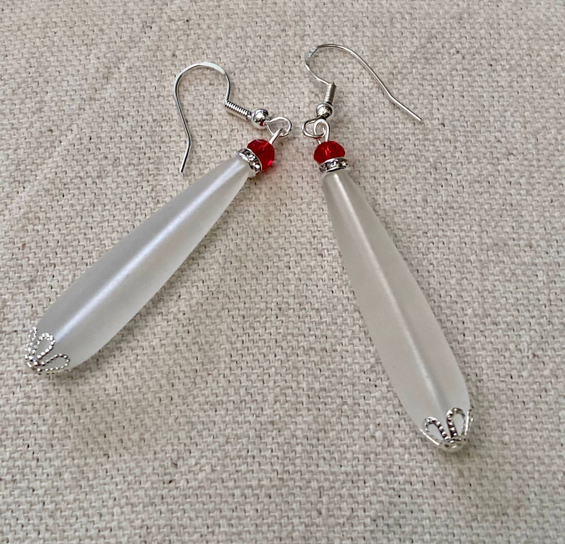 Schöne Crystal White Matte Sea Glass Ohrringe Mit Rotem Kristall von UniquelybyRuth
