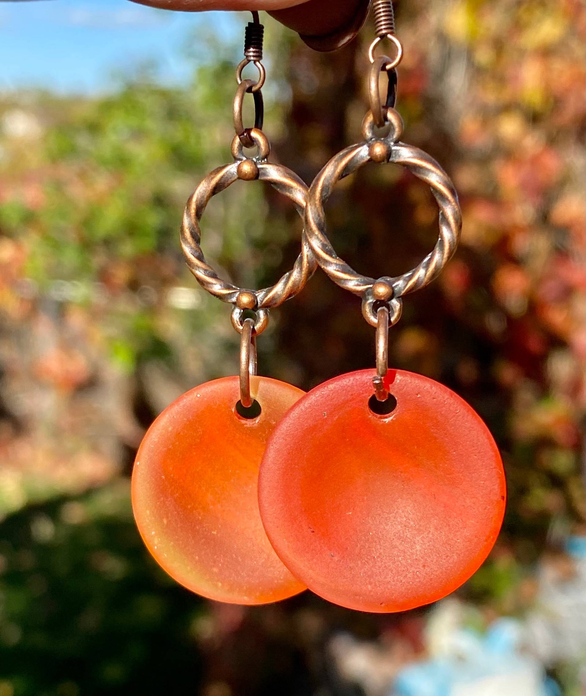 Tangerine Swirl Concave Coin Sea Glass Ohrringe von UniquelybyRuth