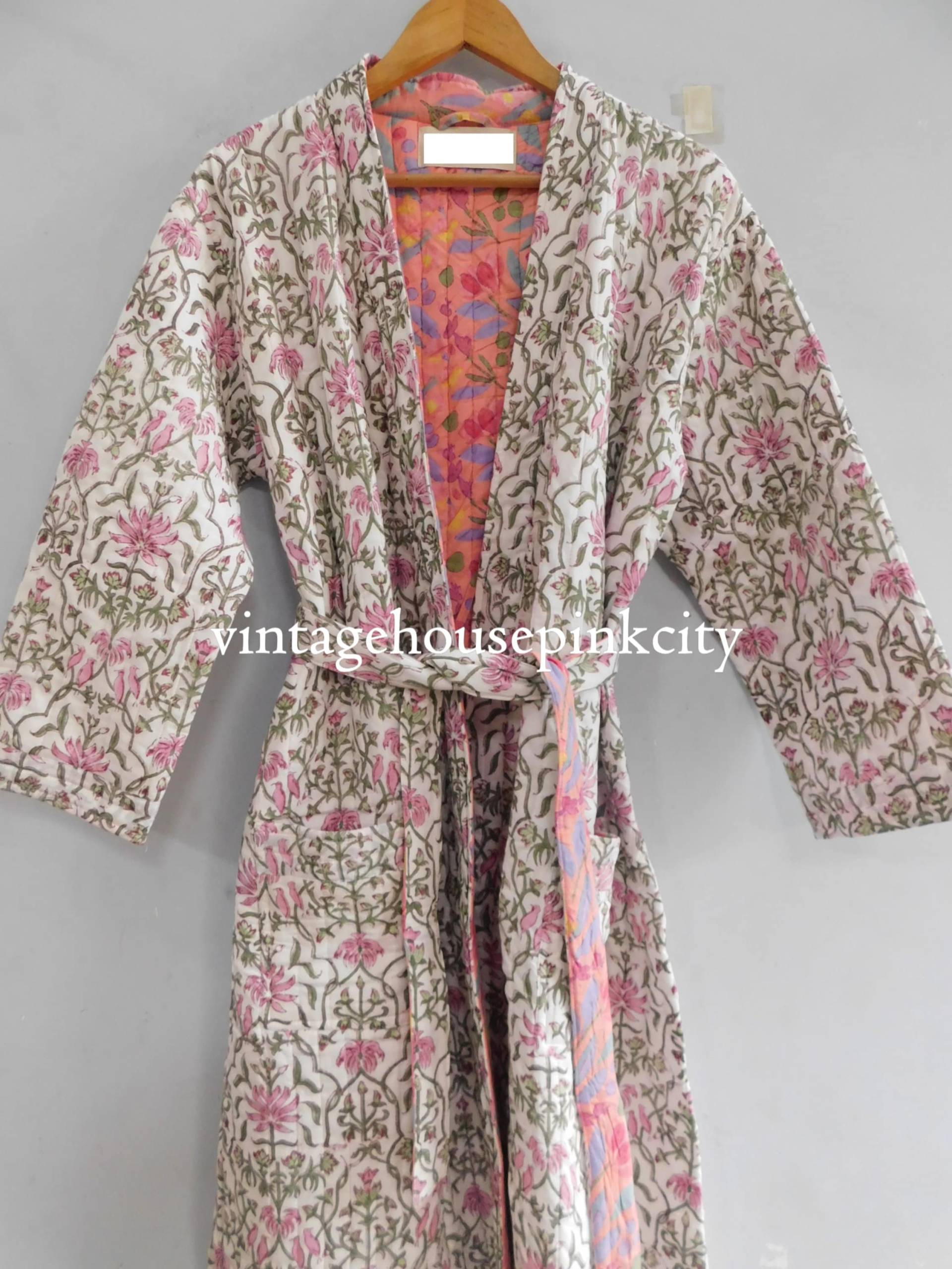 Mit Blumen Bedruckte Kimonos Für Frauen Tragen Dessous, Rosafarbene Nachtwäsche, Baumwoll-Blockdruck-Bademäntel, Gesteppte Kimono-Jacken, Mäntel von VINTAGEHOUSEPINKCITY