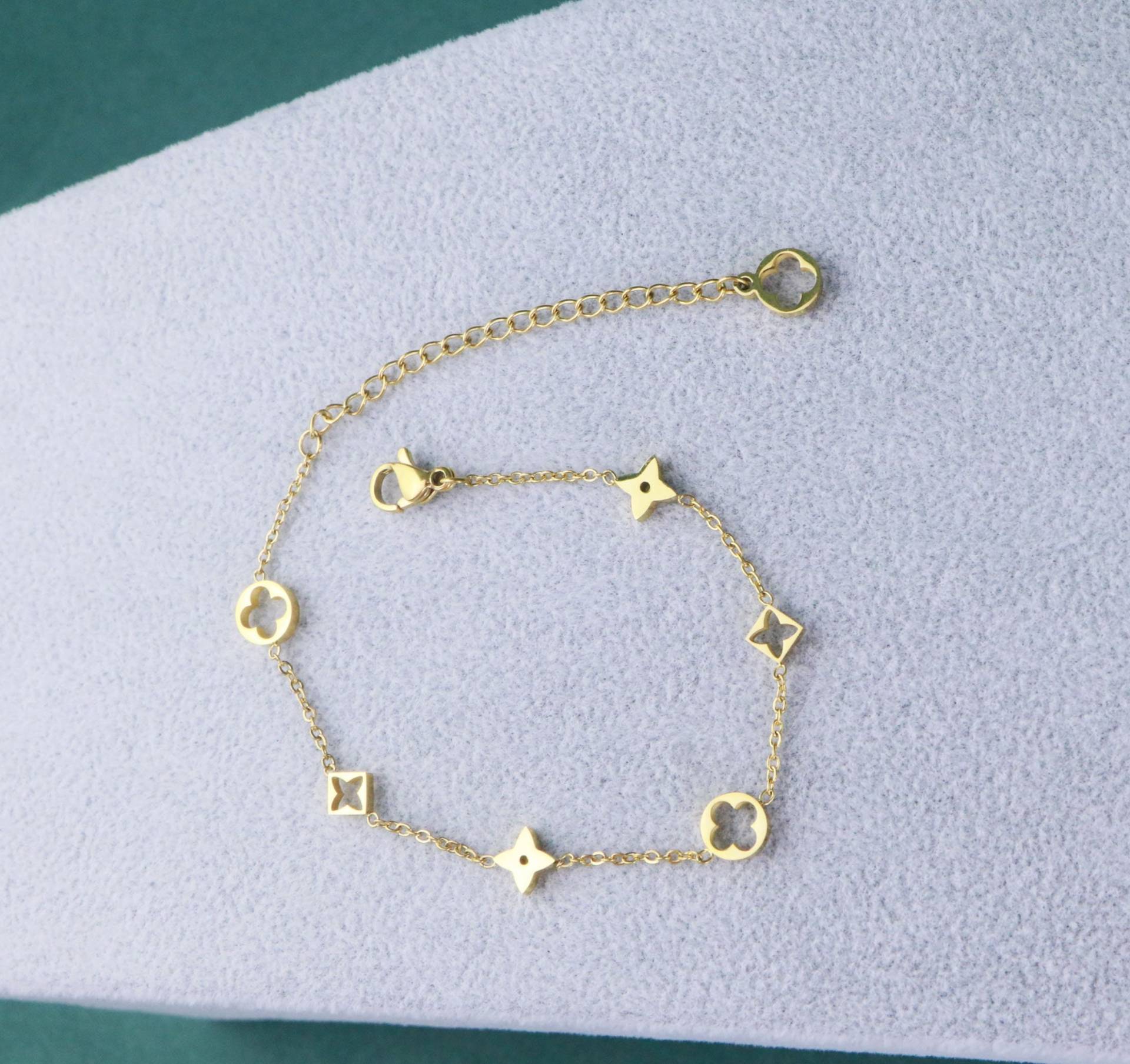 Waterproof 18K Gold 4 Leaf Flower Stainless Steel Bracelet, Silver Bracelet, Flower Necklace, Anti Tarnish, Birthday Gift, Christmas Gift Waterproof 18K Gold 4 Leaf Flower Stainless Steel Bracelet, Silver Bracelet, Flower Necklace, Anti Tarnish, Birthday Gift, Christmas Gift von VKGCreation