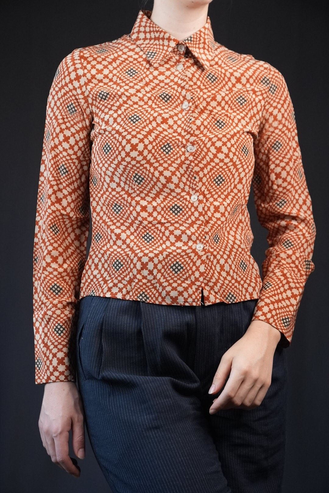 Vintage Seidenbluse Mit Abstraktem Muster Gedämpftes Orange | Hergestellt in Italien von Vabrix