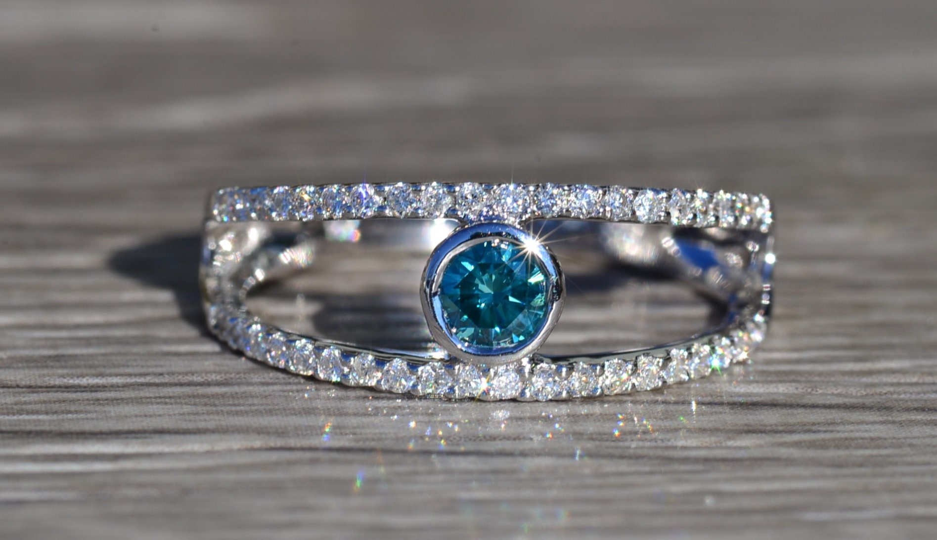 Damen 14K Blau Und Weiß Diamant Cocktail Ring von VelvetBoxSociety