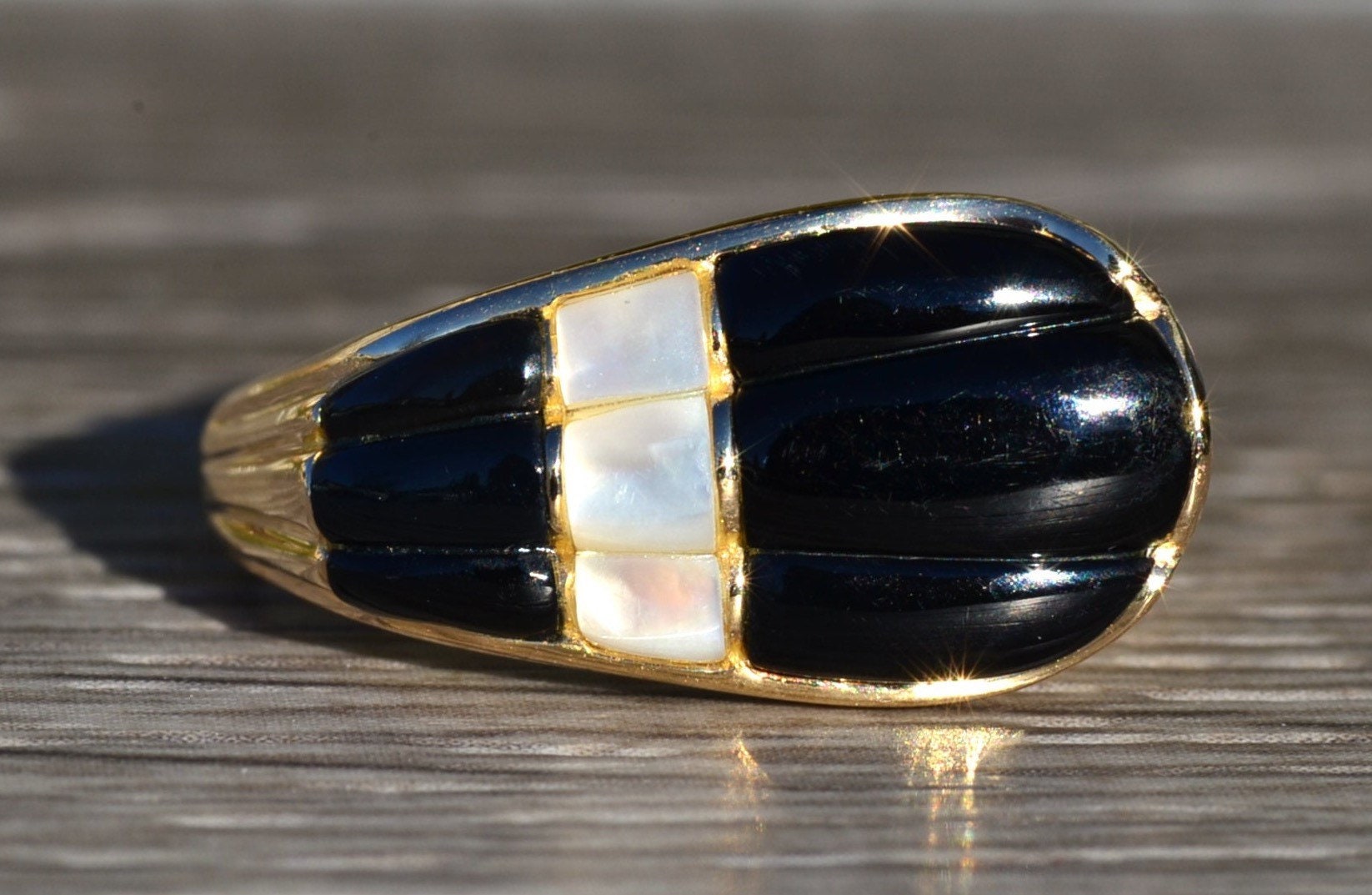 Damen Kabana Signiert 14K Gold Cocktail Ring Mit Onyx Und Perlmutt von VelvetBoxSociety