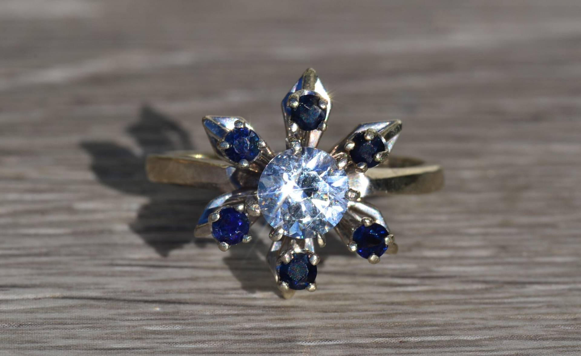 Damen Signierter 14K Blau Und Weiß Saphir Verlobungsstil Ring von VelvetBoxSociety