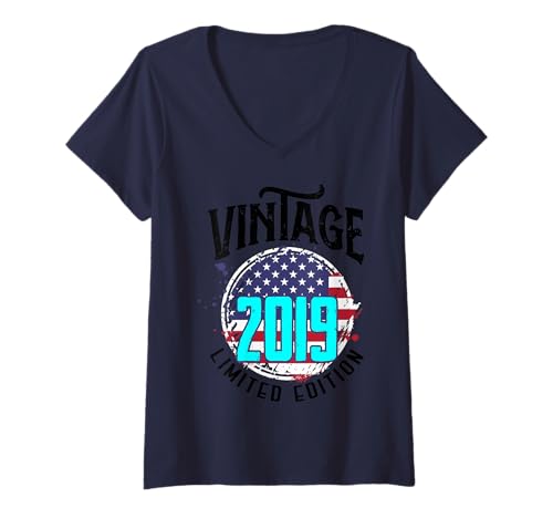 Damen US-amerikanische Flagge, limitierte Auflage, Vintage 2019 T-Shirt mit V-Ausschnitt Damen US-amerikanische Flagge, limitierte Auflage, Vintage 2019 T-Shirt mit V-Ausschnitt von Vintage Year of Birth Gifts Apparel & Accessories