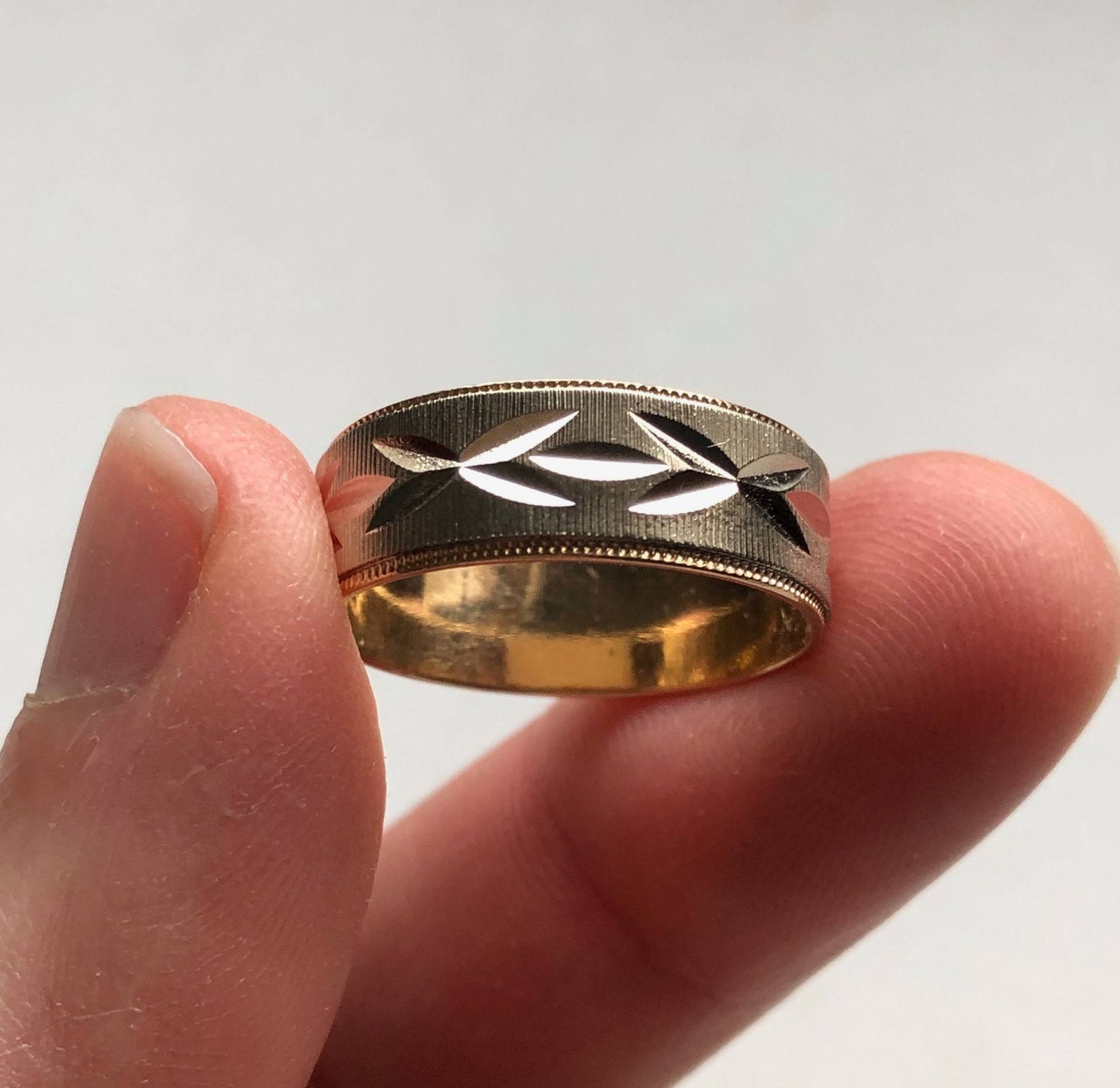 Vintage 14K Matt Strukturierter Gelb - Und Weißgold Gemusterter Hochzeits - Oder Stapelbandring von VintagePrairieGems