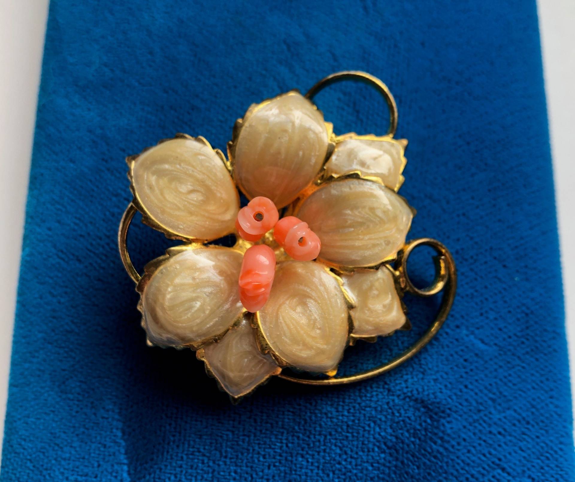 Vintage 1950Er Jahre Emaille Brosche Im Goldton Mit Korallen Blüten von VintagePrairieGems
