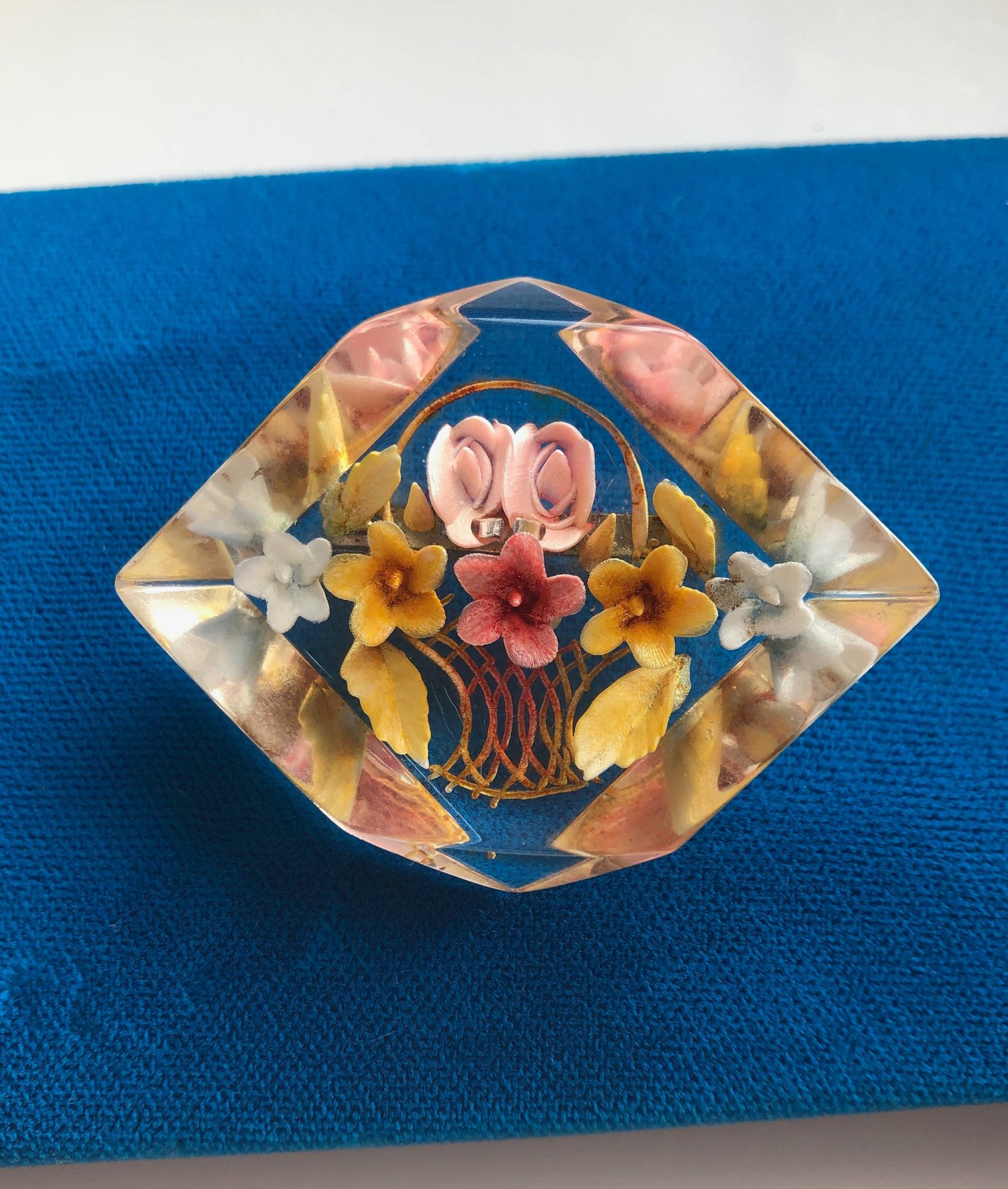 Vintage 1950Er Jahre Reverse Geschnitzte Floral Lucite Brosche von VintagePrairieGems