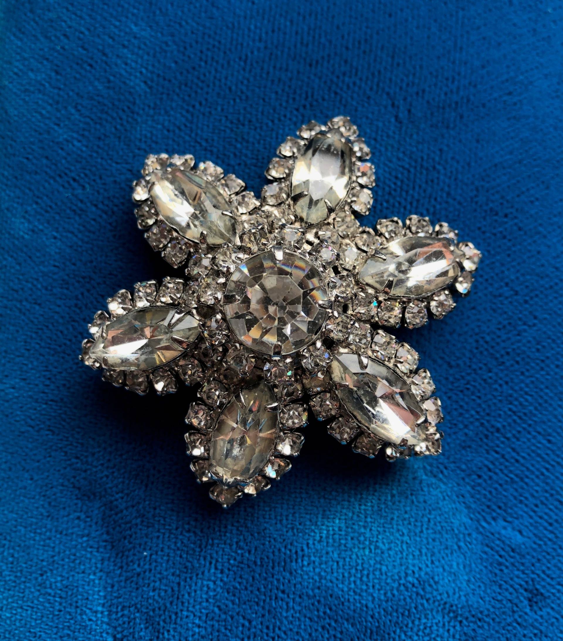 Vintage 1960Er Jahre Funkelnde Kristall Strass Blumen Brosche von VintagePrairieGems