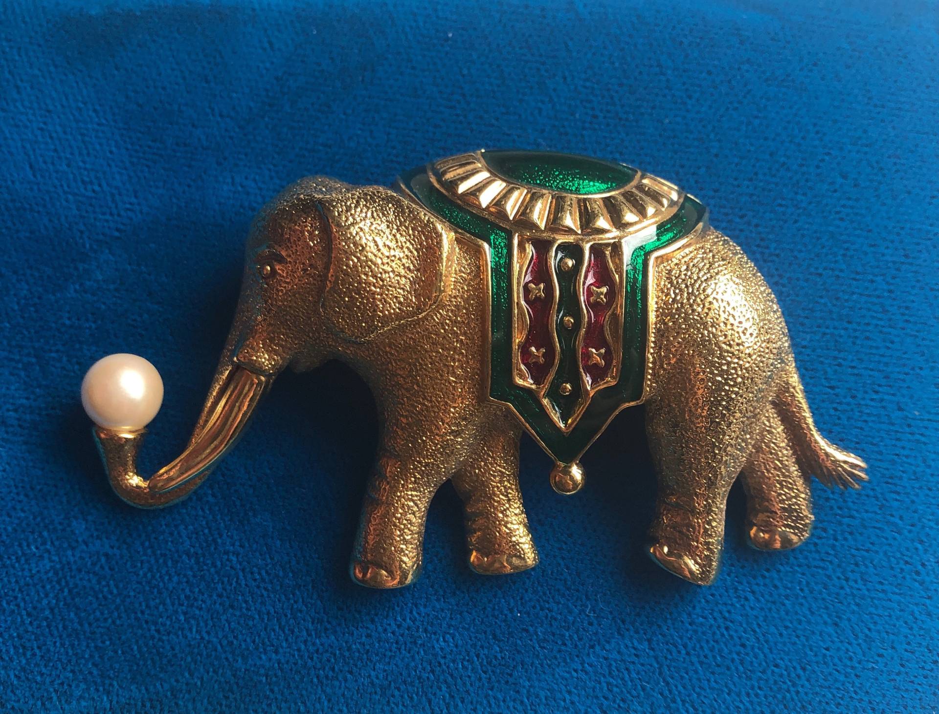 Vintage Große Gold Ton Monet Emaille Faux Perle Elefant Brosche von VintagePrairieGems