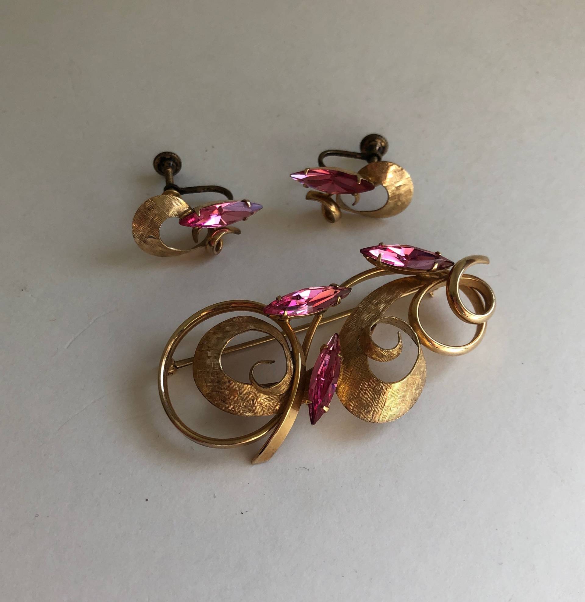 Vintage Regenbogen Gebürstete Gold Filled Rosa Strass Brosche Und Screw Back Ohrringe von VintagePrairieGems