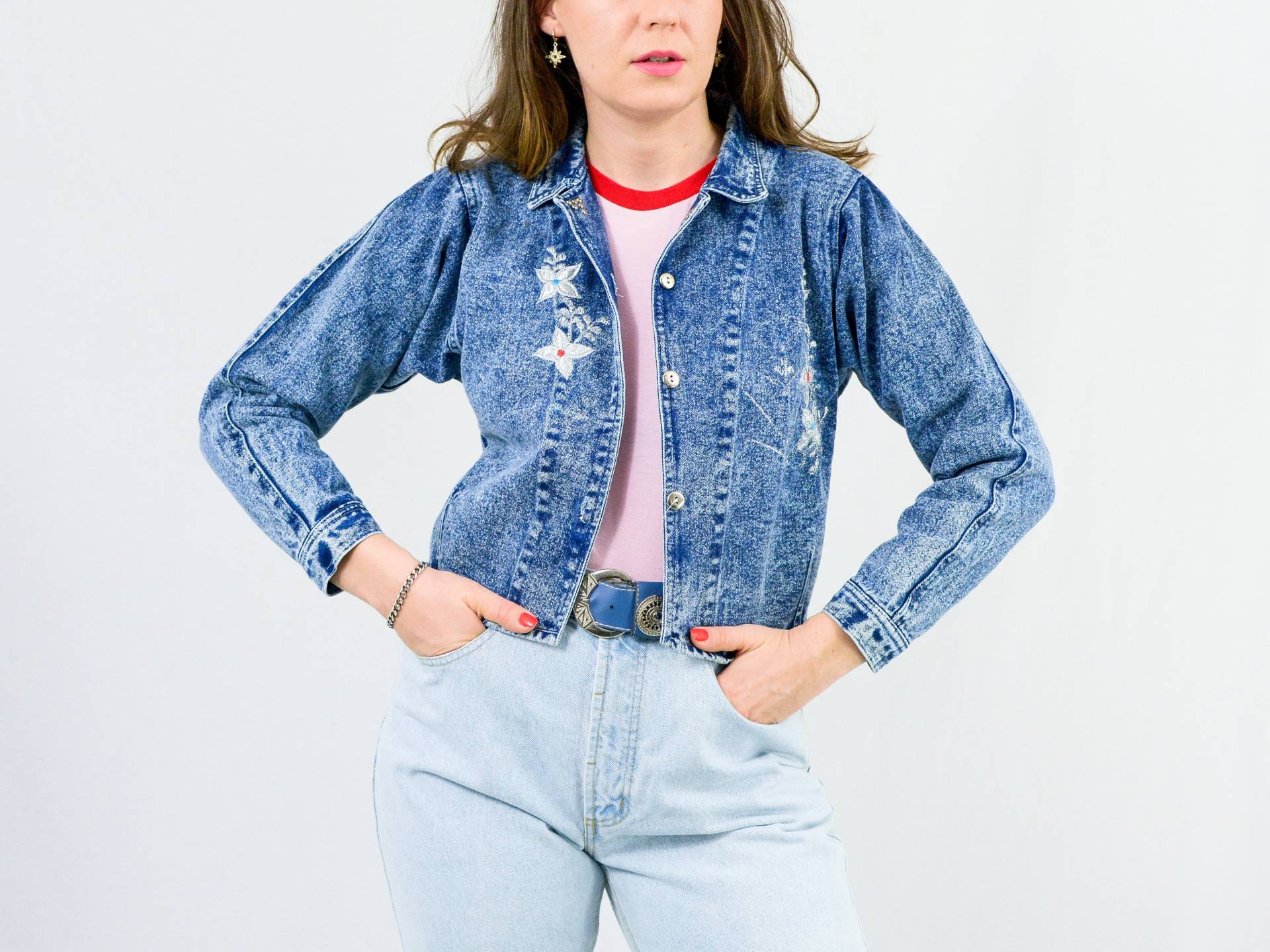 Vintage 80Er Jeansjacke Blau Stonewashed Floraler Aufnäher Cropped Damen S/M von VintageShopGertrude