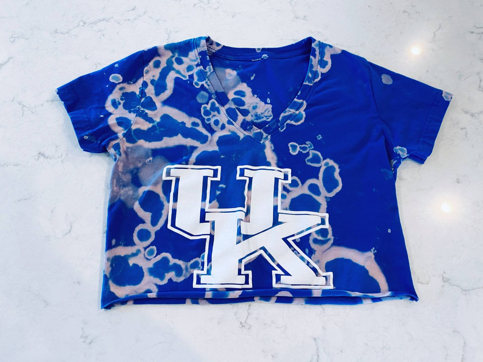 Gebleichtes University Of Kentucky Crop Top von VintageTeesKY