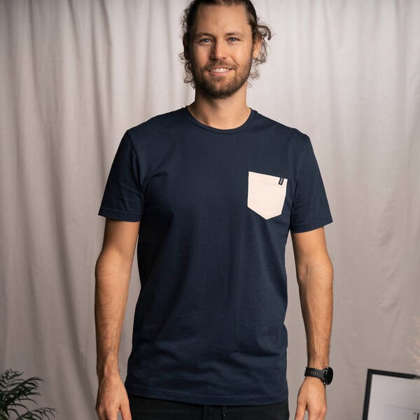 Vresh Clothing Vilip - Pocket T-Shirt aus Biobaumwolle, Navy-Beige von Vresh Clothing