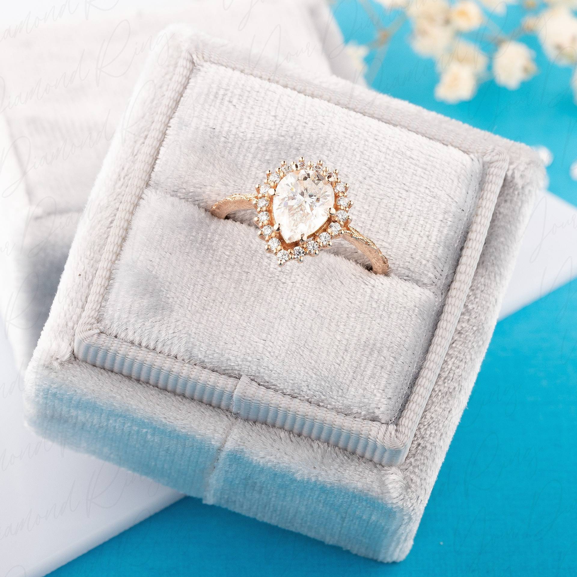 Einzigartiger 1Ct Birnen Moissanit Verlobungsring Mit Blattband, Art Deco Halo Damen Ehering, Versprechensring Für Sie von YourDiamondRing