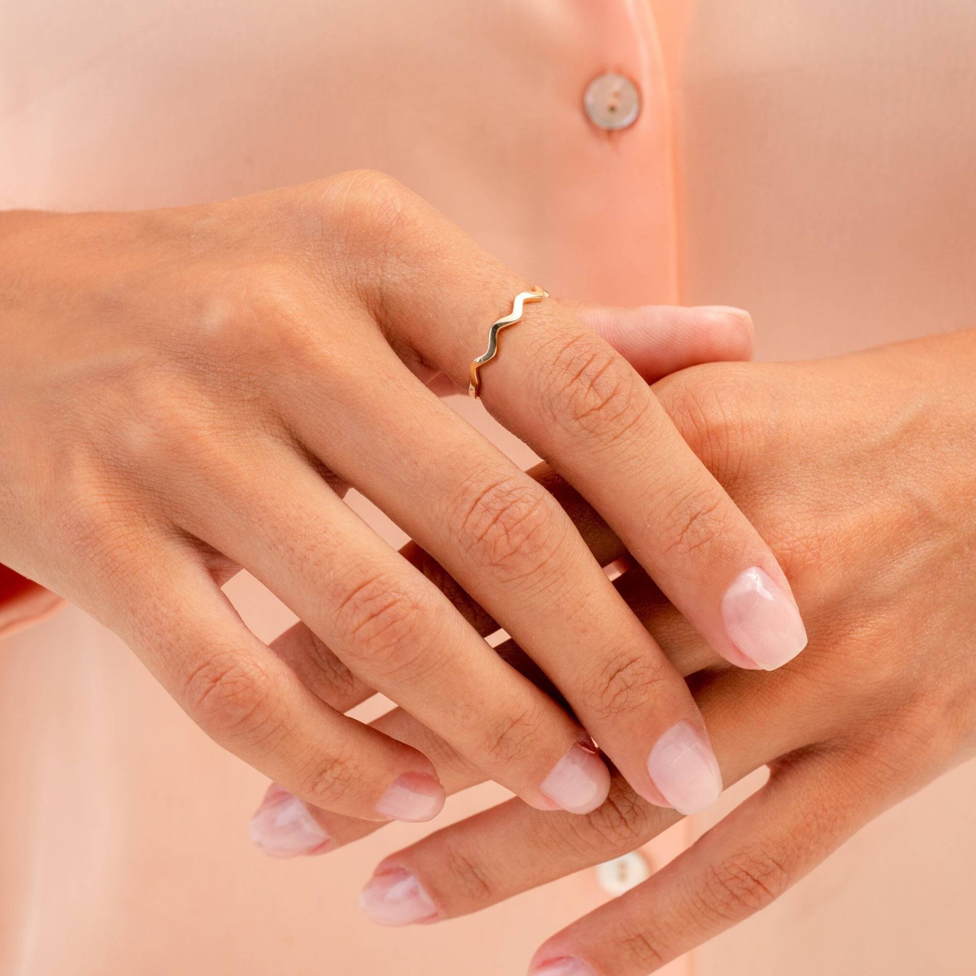 14K Solid Gold Ripple Ring, Flacher Gewellter Stapelbarer Dünner Wellenring, Ehering, Zierlicher Minimaler Geschenk Für Sie von ArvaJewels