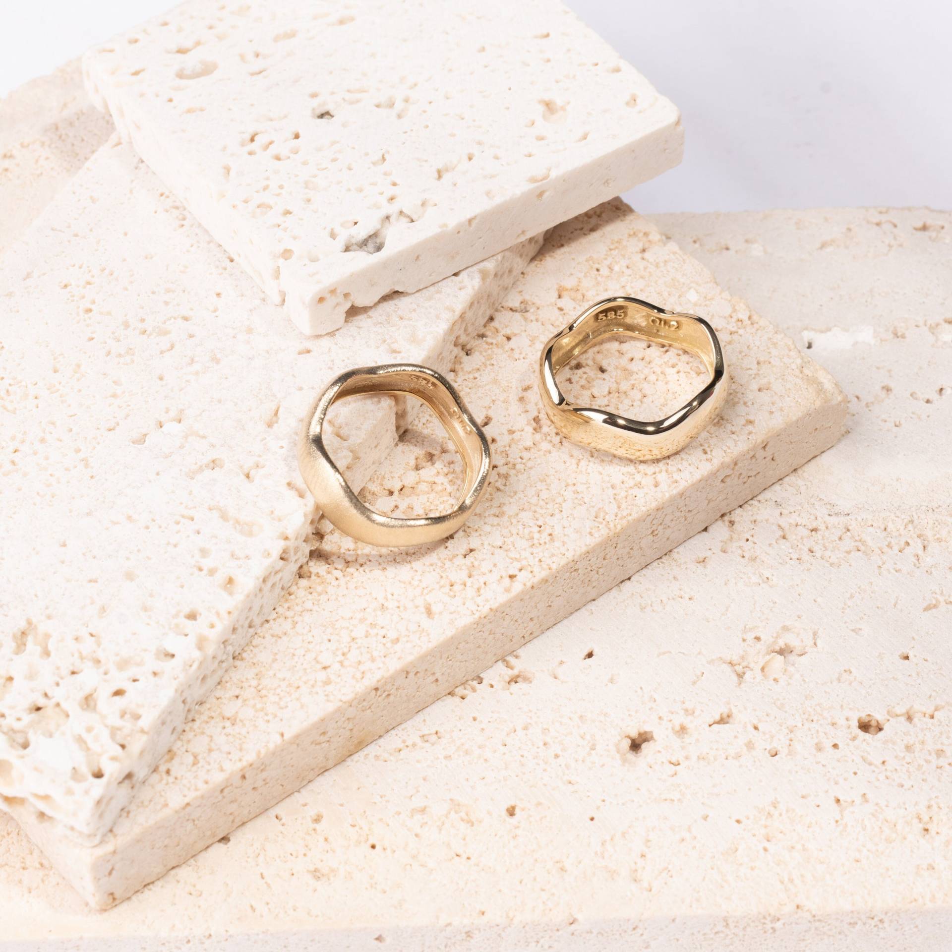 Geschwungener Ehering Aus 14-Karätigem Gold | Klobiger Kuppelring Wellenbandring Zick-Zack-Ring Welliger Goldring Statement-Ringe Für Damen von ArvaJewels