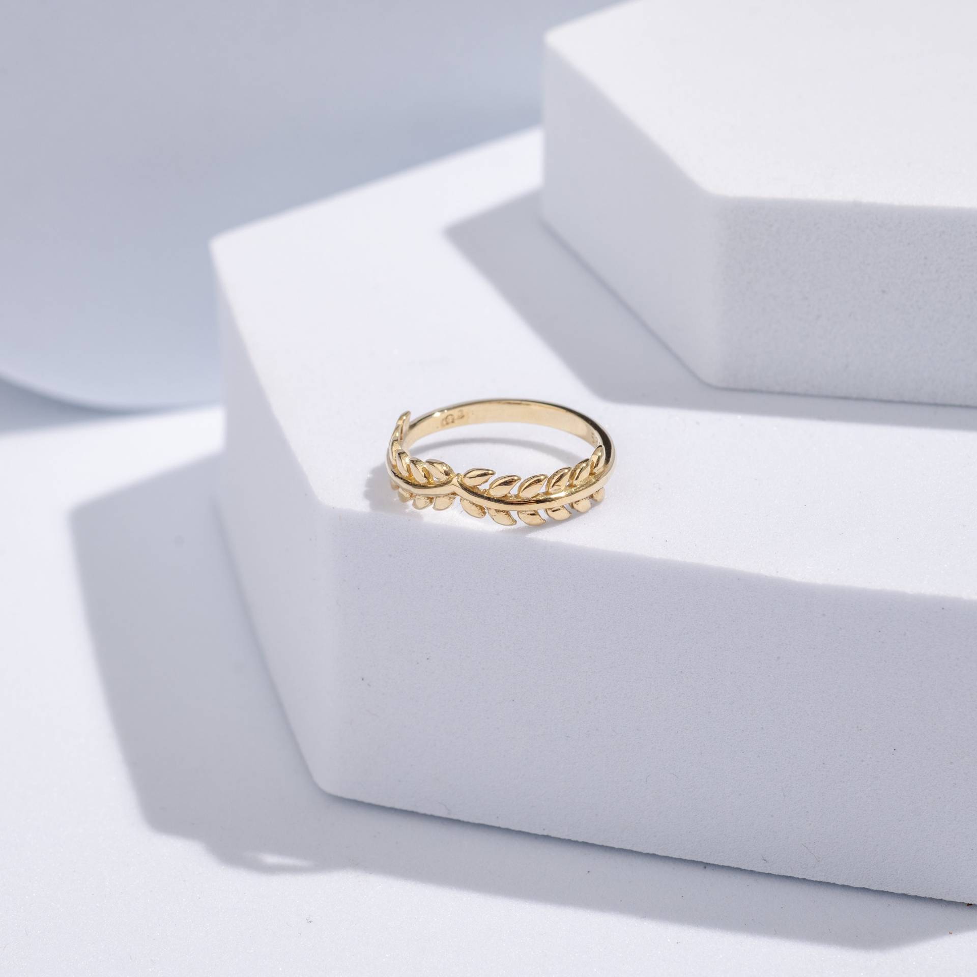 14K Solid Gold Lorbeerkranz Kurvenring | Weinblätter Ehering Eternity-Band Frauen Natur Inspiriert Ring Echtgold von ArvaJewels