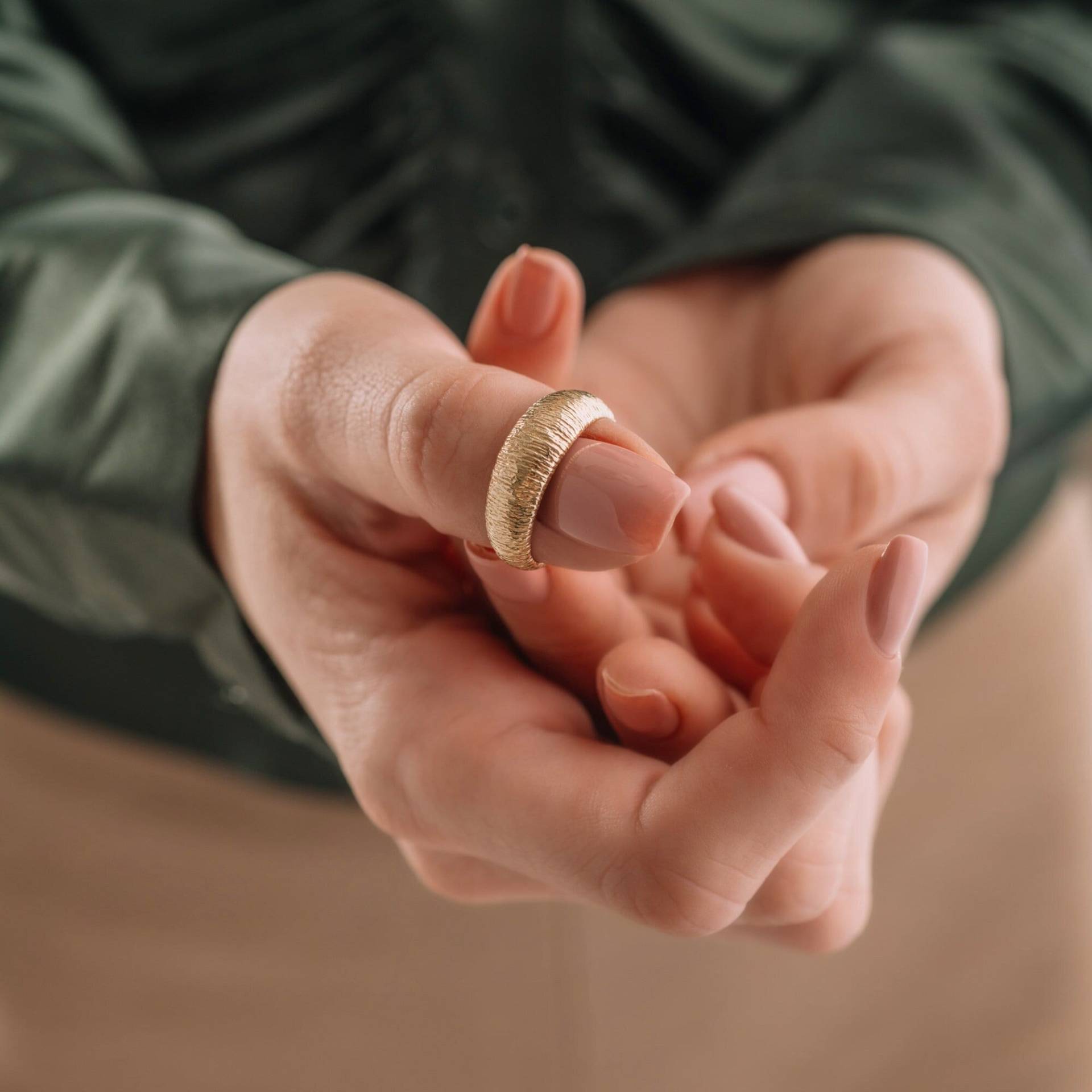 strukturierter Ring Aus 14-Karätigem Gold | Zierlicher Linienring Goldmutiger Klobiger Kuppelring Gerippter Gold-statement-Ring Damen von ArvaJewels