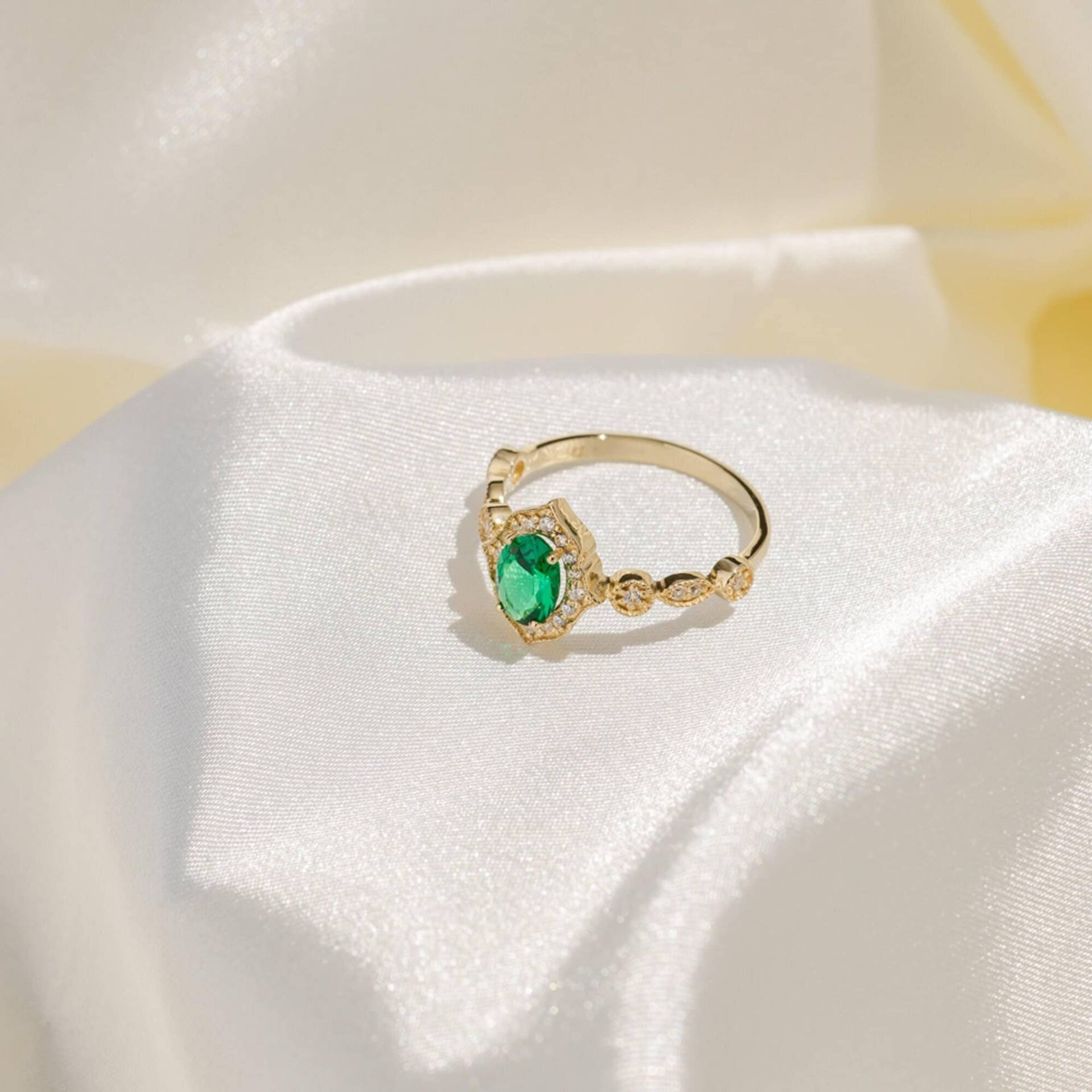 14K Solid Gold Vintage Smaragd Verlobungsring | Ovaler Damen Ring Grüner Edelstein Solitär Schlichter Statement Aus Echtem von ArvaJewels