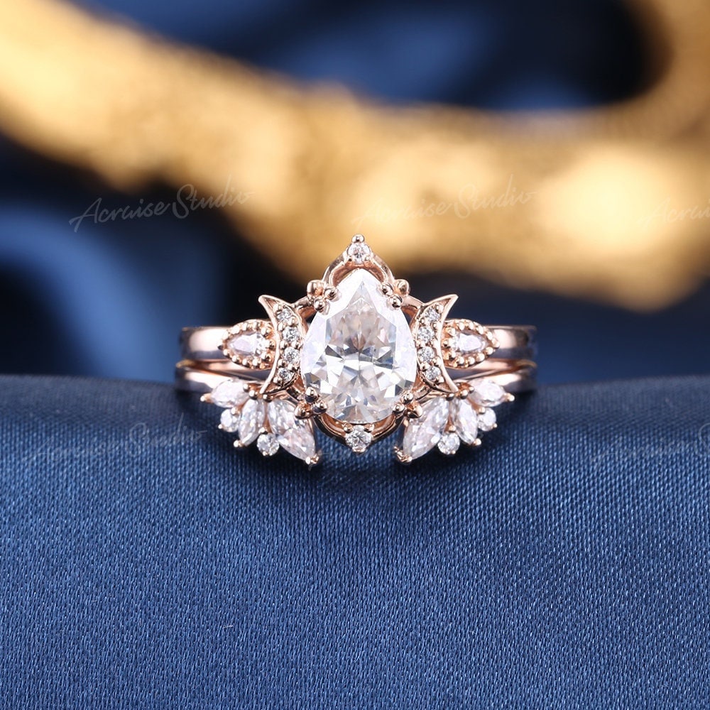 Vintage Pear Moissanite Verlobungsring Set Rose Gold Mond Stern Design Ehering Diamant Offene Hochzeit Band Jahrestag Ringe Für Frauen von acraisejewelry