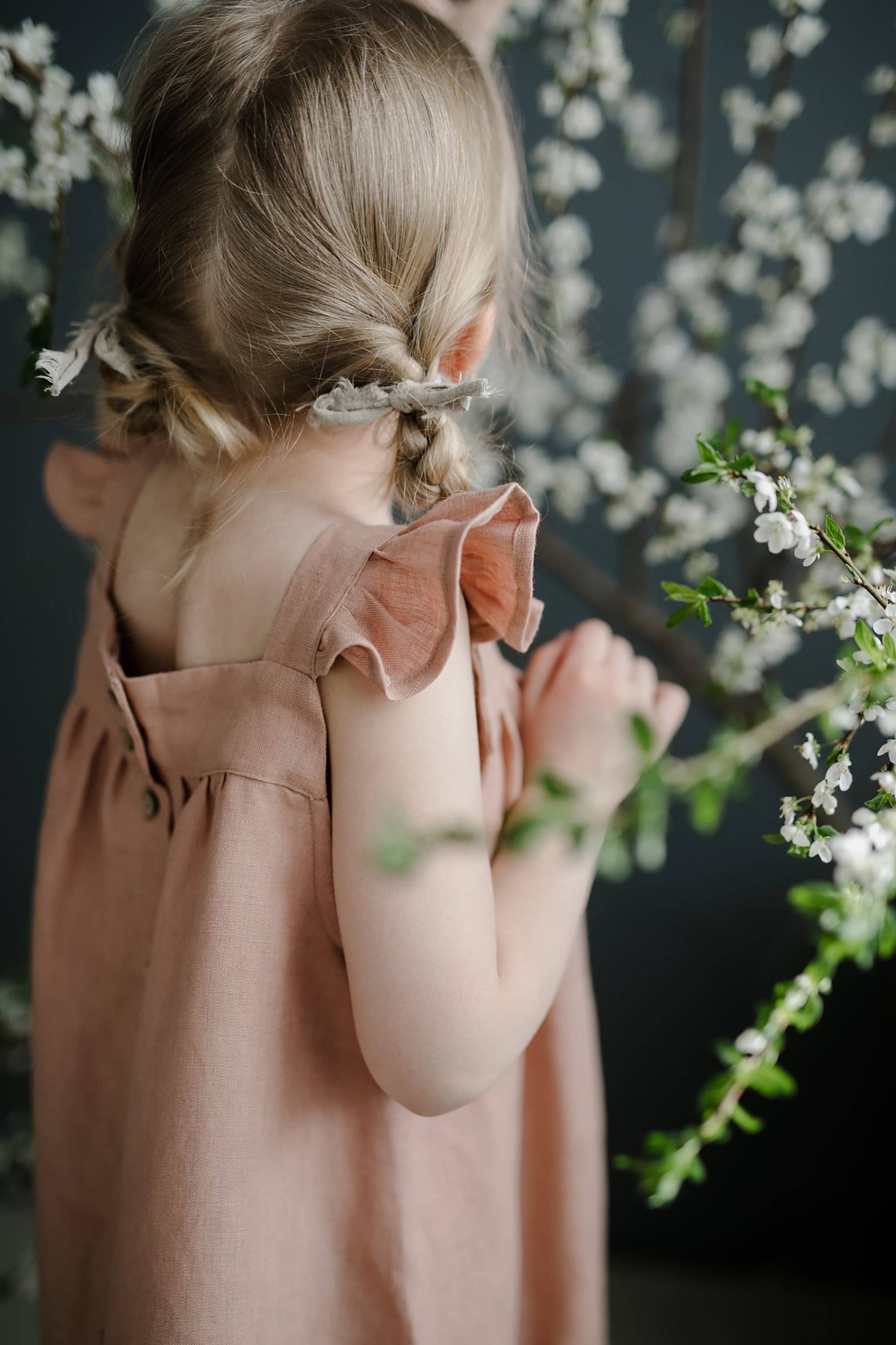 Altrosa Schürzenkleid, Leinen Trägerkleid, Verschiedene Stickereien, Leinenkleid Mädchen, Baby Schürze, Blumenmädchenkleid, Mädchenkleid von allthebeautifullinen